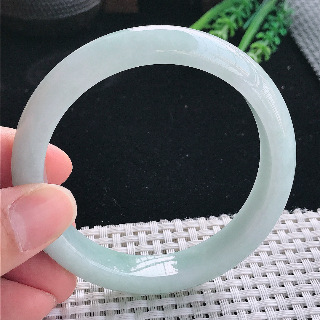 实拍天然翡翠60.5/12.8/8.5大圈口老坑秀气温润淡绿色手镯翡翠玉镯手环