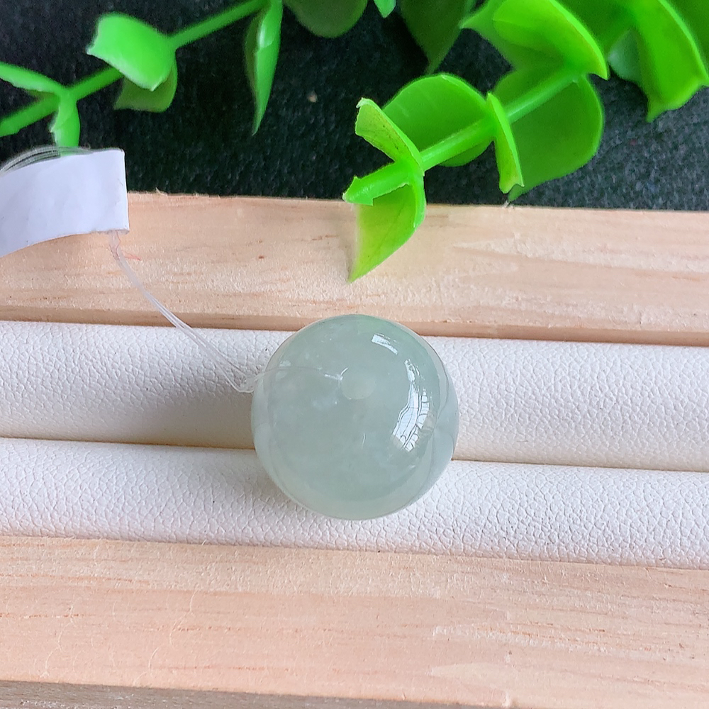 冰润转运珠翡翠吊坠，寓意“时来运转，财源滚滚” 寓意佳，紫气东来，颜色清爽，佩戴效果优雅迷人！性价比