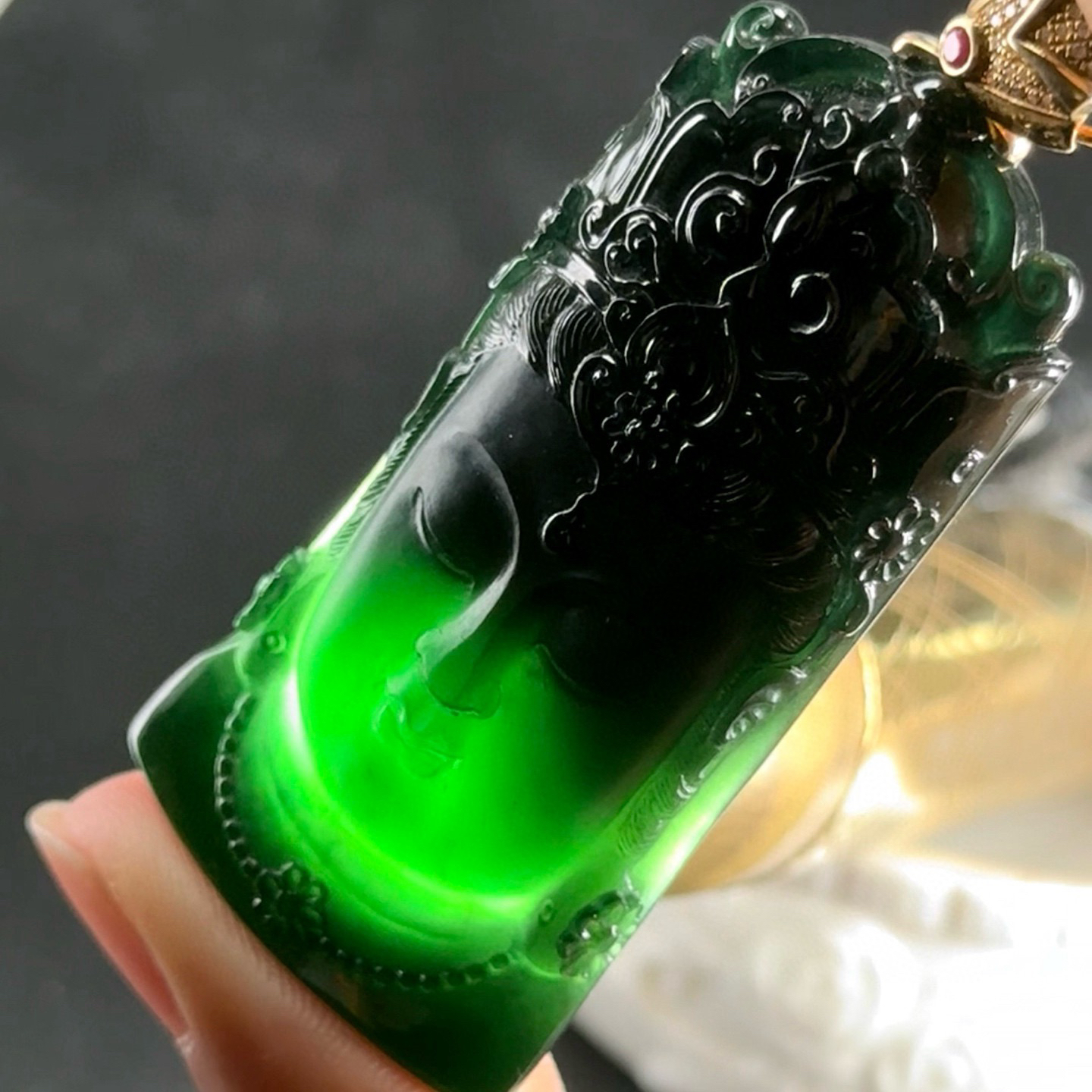 精品18k墨翠观音头 种好色正 黑度极好 打灯通透 油性十足