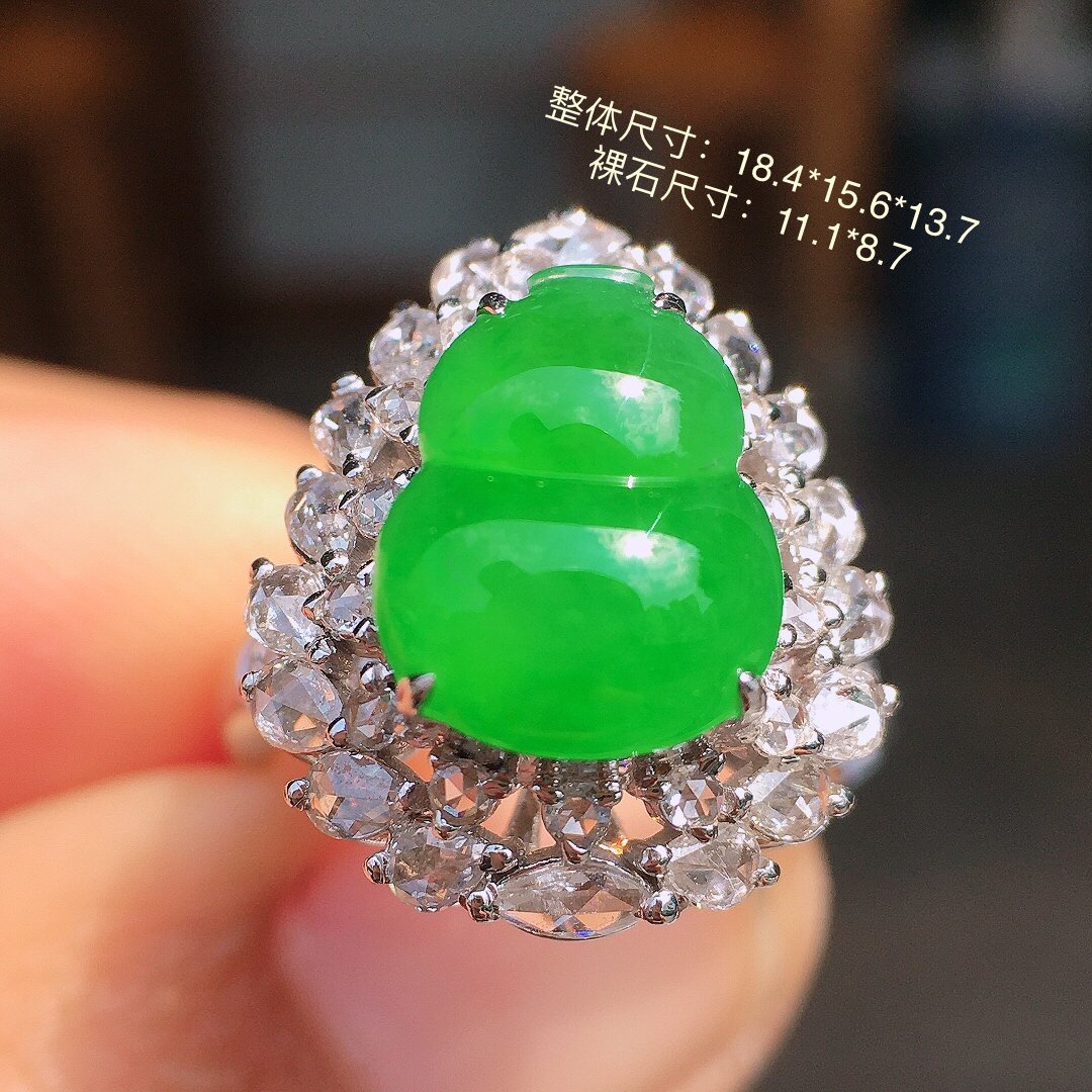 阳绿葫芦戒指/吊坠两用款，色泽均匀艳丽，玉质细腻，荧光感超
强，饱满圆润，尽显优雅气质，18k
金豪华镶嵌