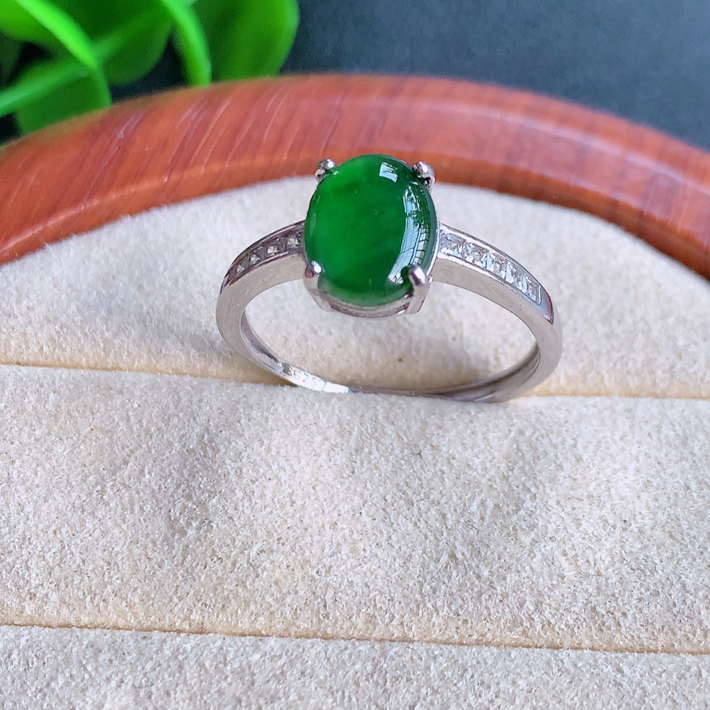 冰润满绿精美环形翡翠戒指  玉质细腻  冰清玉润  飘花灵动  颜色漂亮  W481.15   内径尺寸：18.5-10-5.2mm  裸石尺寸：10-7.5mm