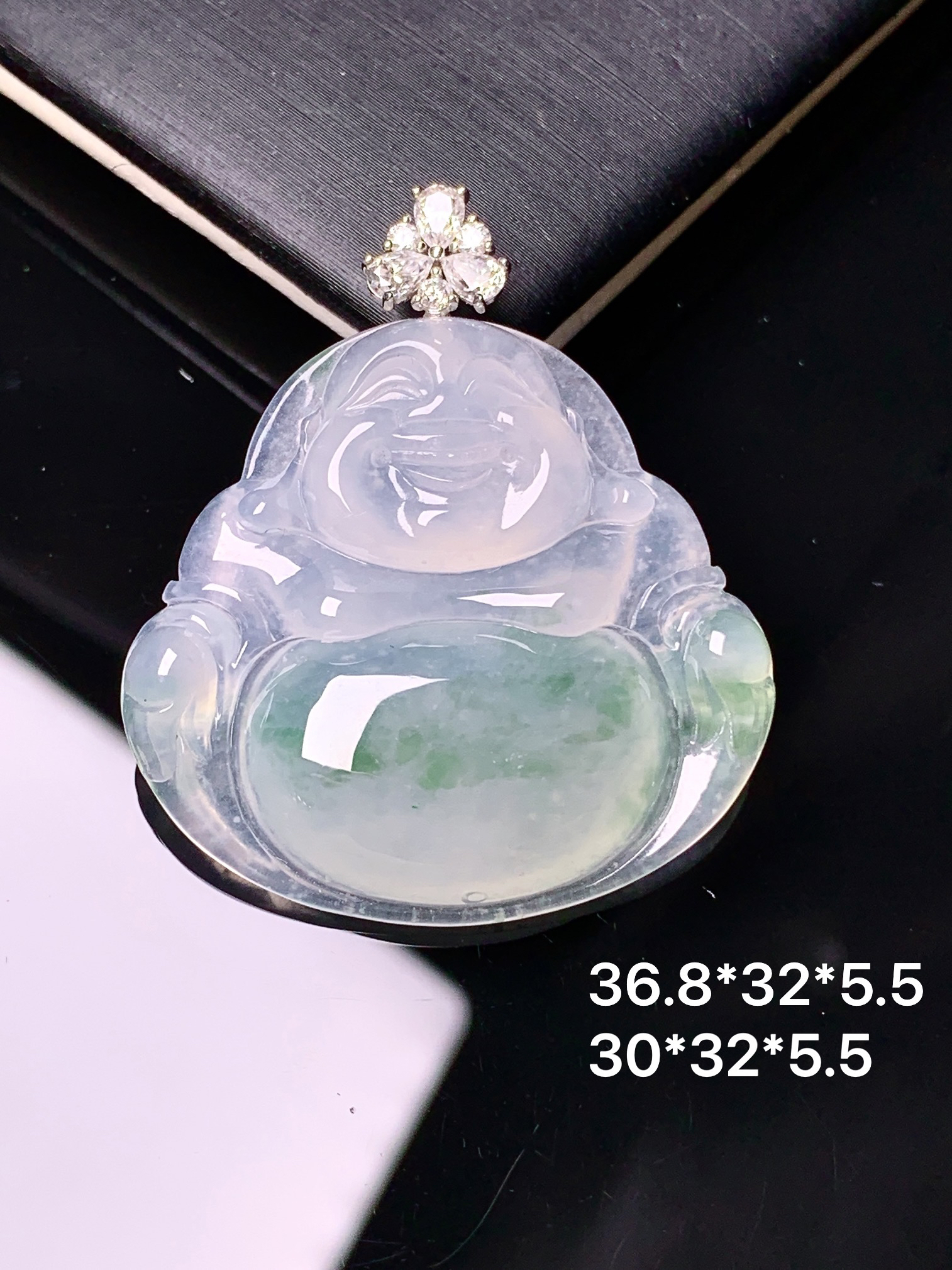 18k金钻镶嵌冰种飘绿佛公吊坠 玉质细腻 色泽艳丽清新 水润亮眼 整体尺寸36.8*32*5.5x1