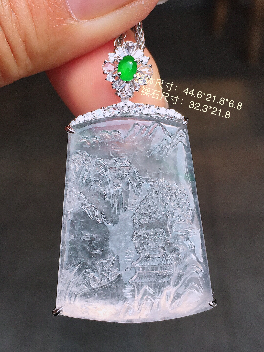 冰种山水牌吊坠，玉质细腻，荧光感超
强，饱满圆润，尽显优雅气质，18k
金豪华镶嵌