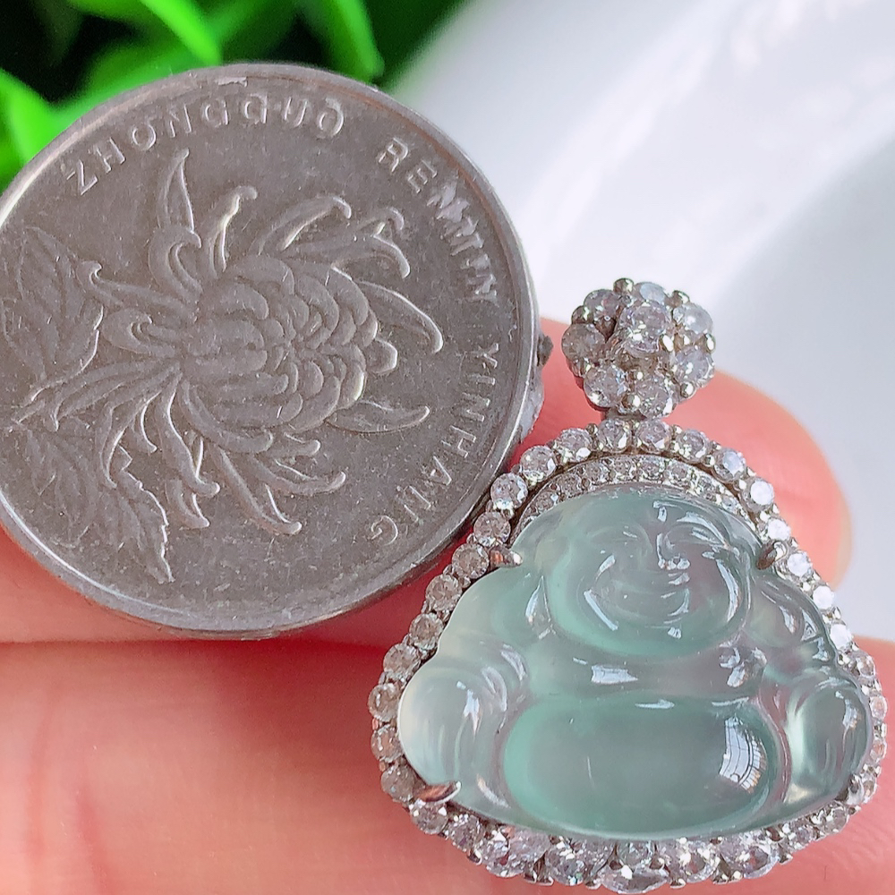冰润佛公挂件 玉质细腻  精雕弥勒佛，笑佛福耳垂肩，面相喜庆，开怀大笑，憨态可掬。惟妙惟肖，寓意福禄双全，吉祥美满，笑口常开 W481.15  整体尺寸：25-21-9.2mm   裸石尺寸：13.6-18.8mm