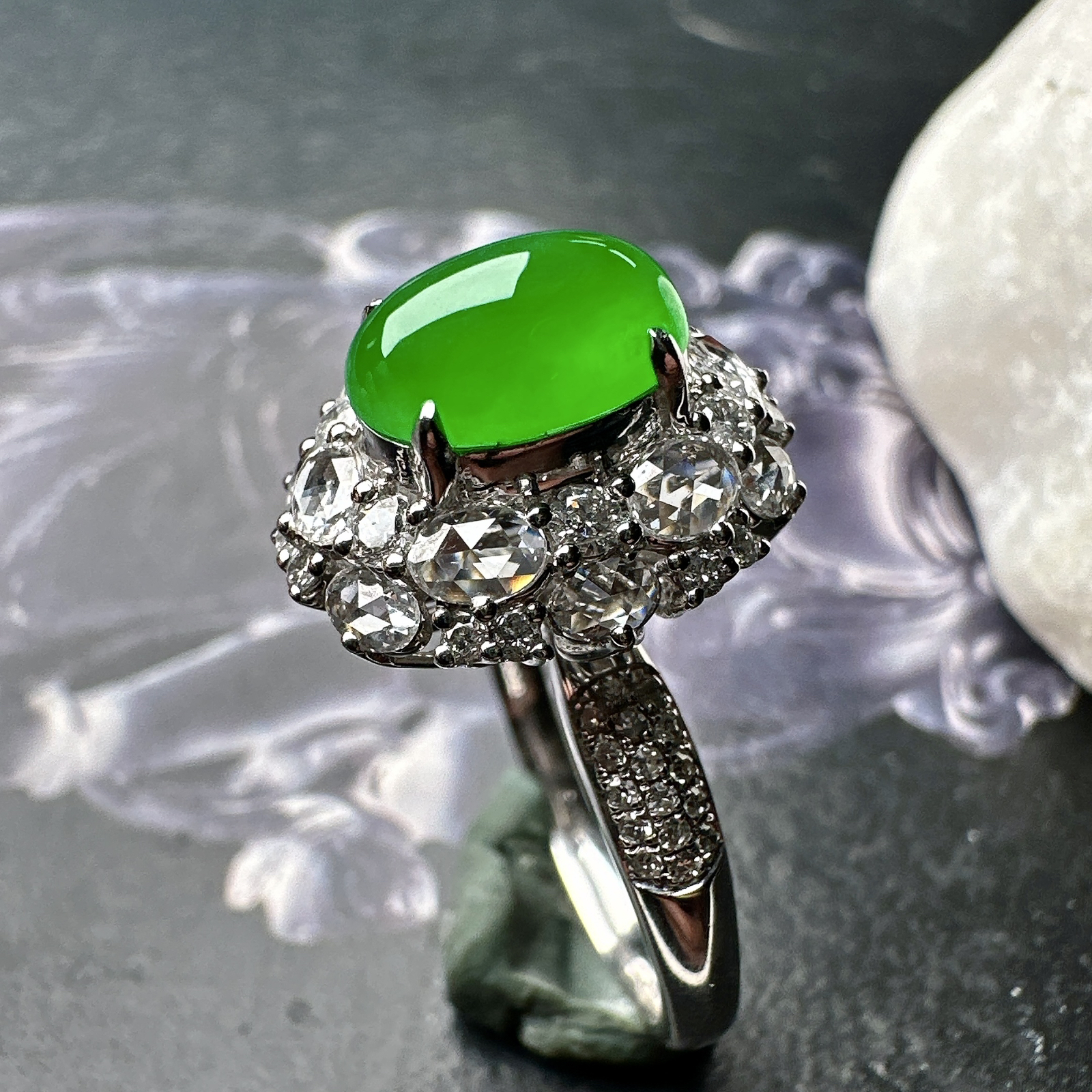 【冰种满绿蛋面戒指】质地均匀细腻，冰润起光，胶感强烈，颜色娇艳，18K金钻精美镶嵌，裸石尺寸8.7*6.2*4.9毫米