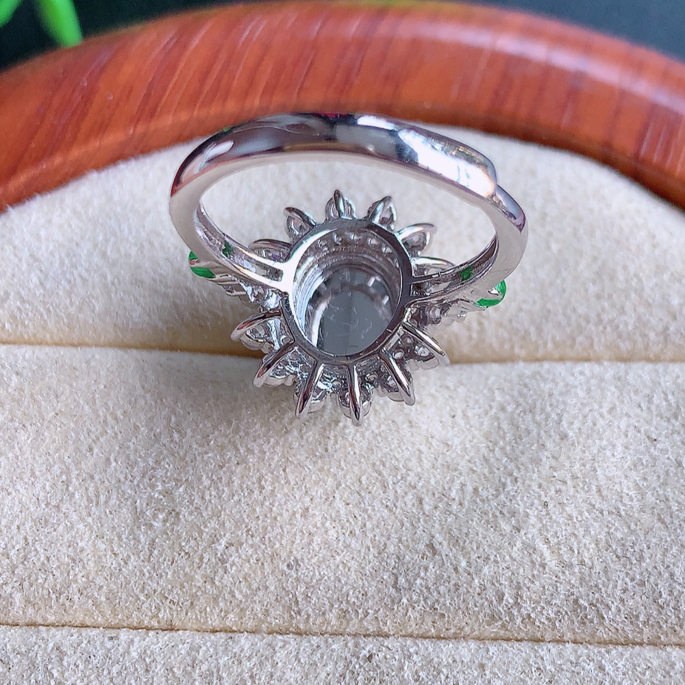 冰润满绿精美环形翡翠戒指  玉质细腻  冰清玉润  飘花灵动  颜色漂亮  W815.15   内径尺寸：16.5-15.5-6.6mm  裸石尺寸：9-6.8mm