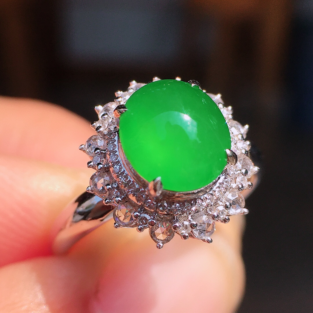 阳绿蛋面戒指，色泽均匀艳丽，玉质细腻，荧光感超
强，饱满圆润，尽显优雅气质，18k
金豪华镶嵌