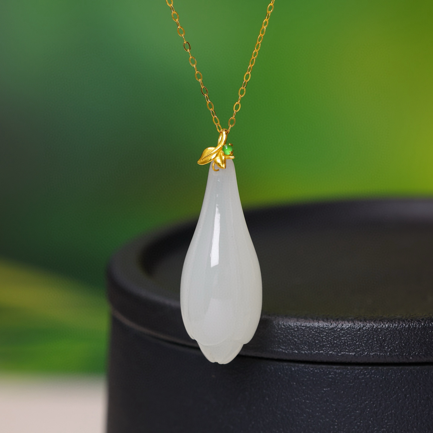 18K金镶嵌和田玉玉兰花吊坠