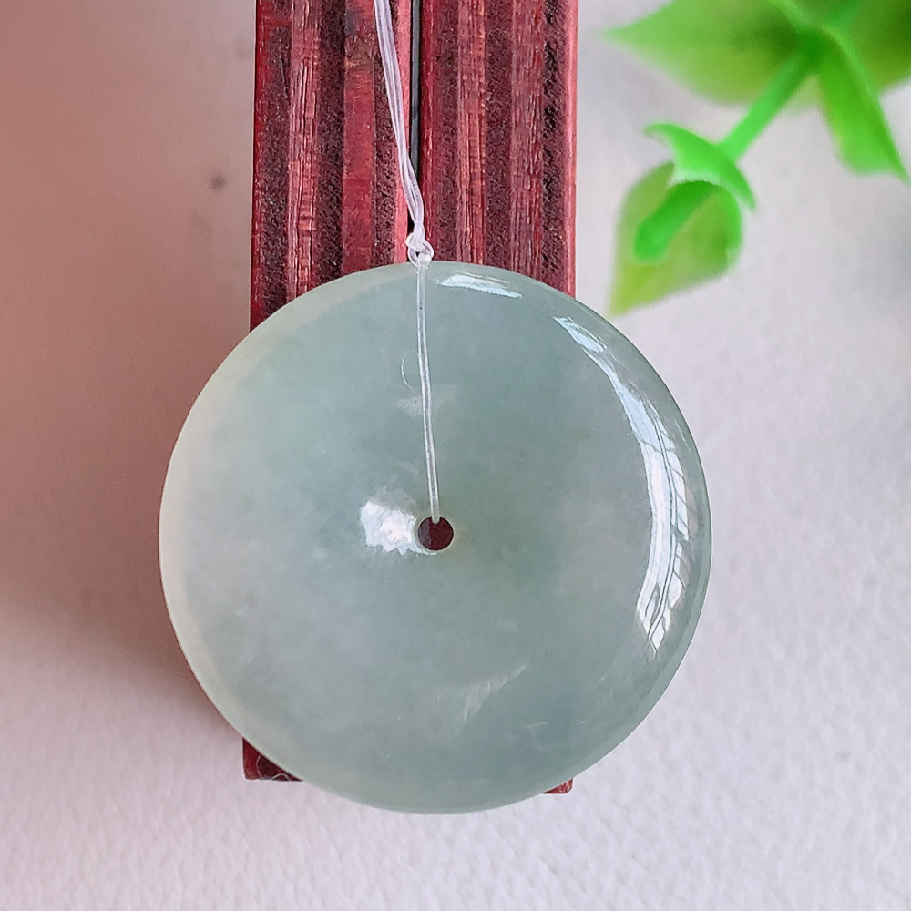 冰润平安扣吊坠，厚装饱满，冰润剔透，细腻水足，种质润泽，飘花灵动，佩戴优雅大气，W49.15   尺寸：23.5-4.5mm