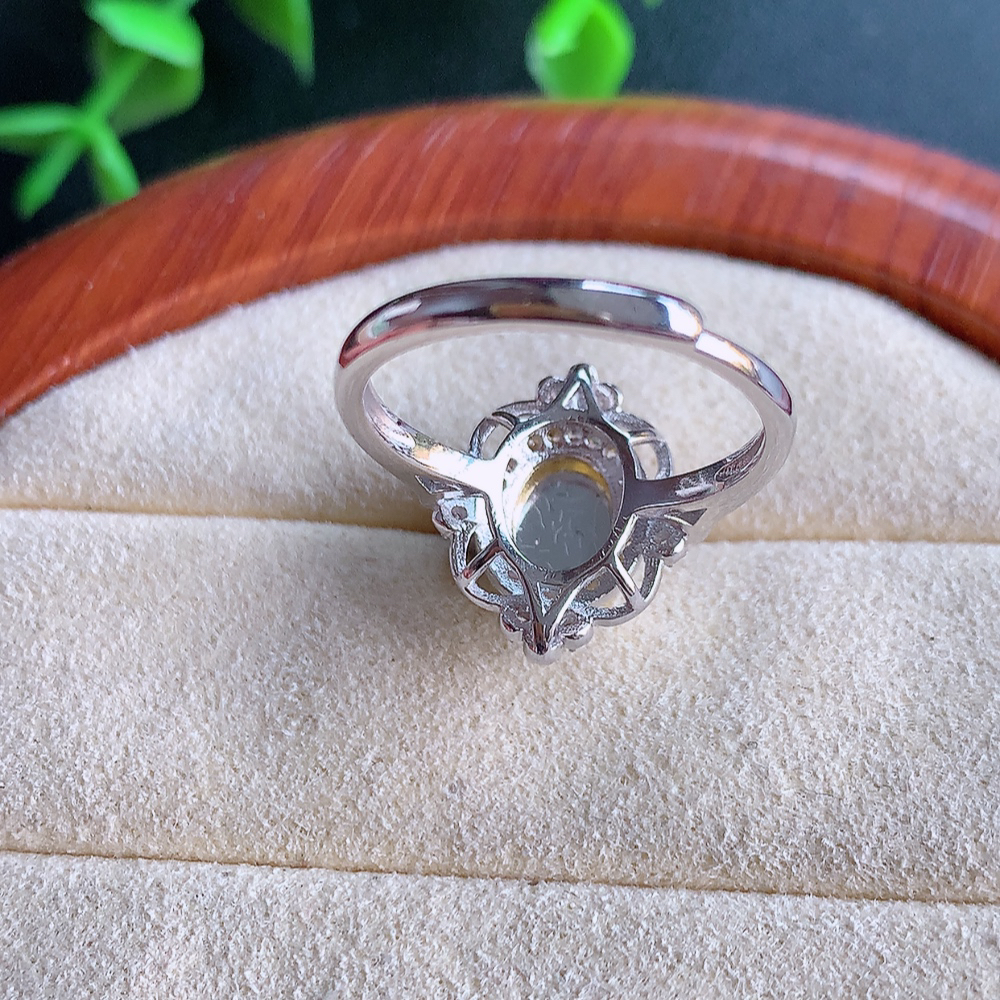 冰润满绿精美环形翡翠戒指  玉质细腻  冰清玉润  飘花灵动  颜色漂亮  W815.15   内径尺寸：17.5-13.5-7.2mm  裸石尺寸：3mm