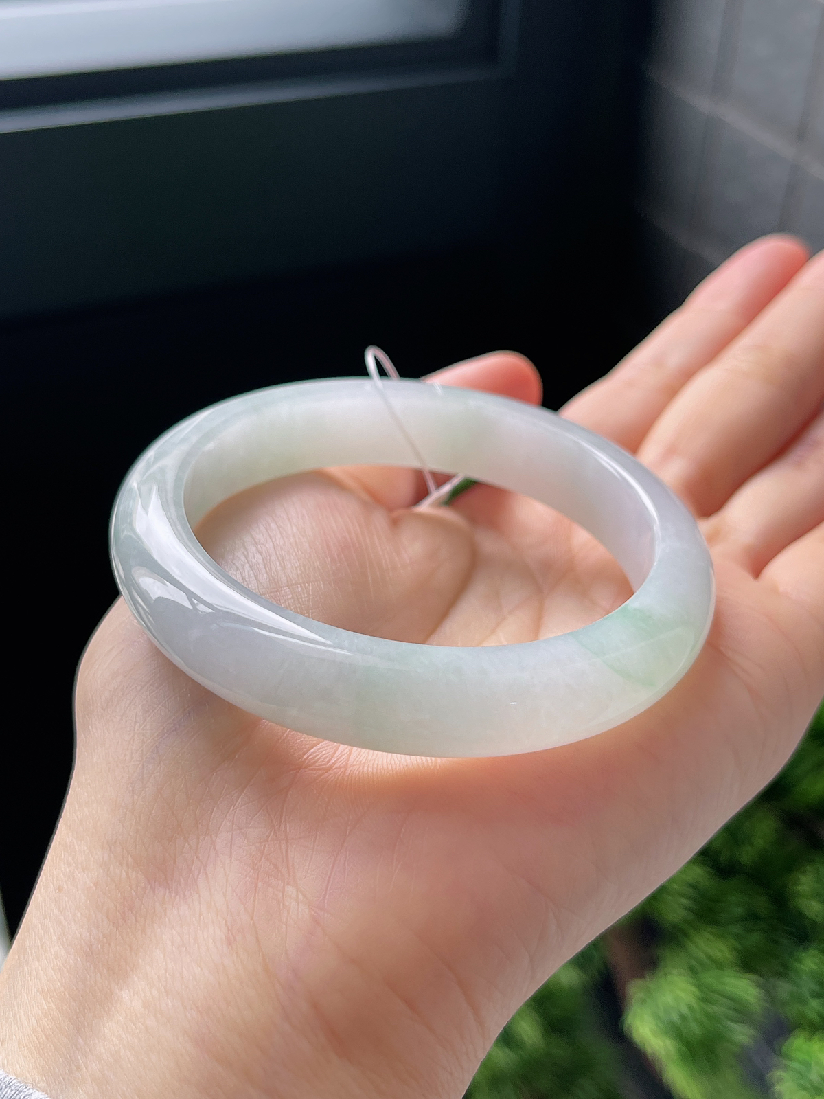 正圈53.5圈口，翡翠冰糯种浅绿色手镯