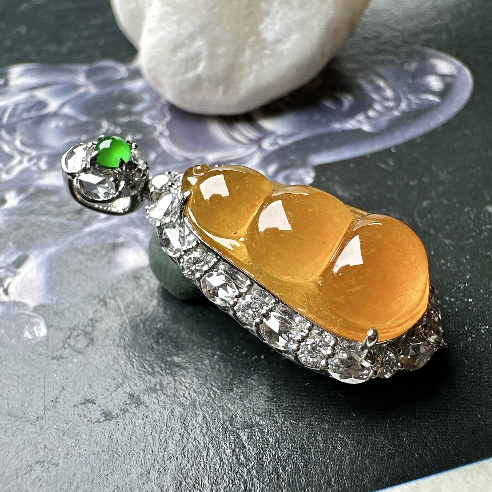 【冰种黄翡福豆吊坠】质地细腻，冰感十足，晶莹透亮，18K金钻镶嵌，裸石尺寸18.5*10*5.8毫米