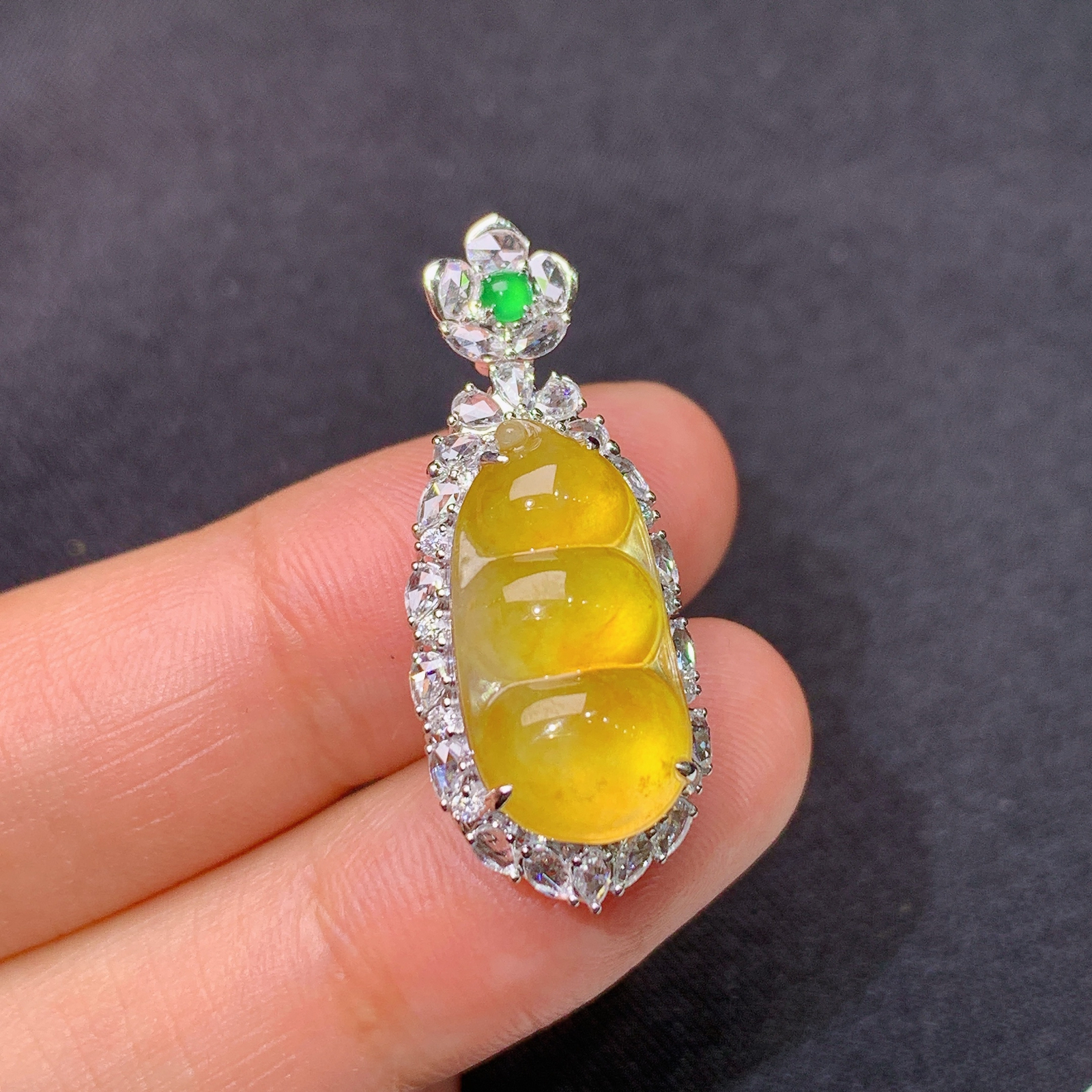 冰黄翡福豆吊坠，18k金镶嵌，冰透水润，颜色鲜艳，种水足，Dgj 尺寸31.2*12.2*10.3