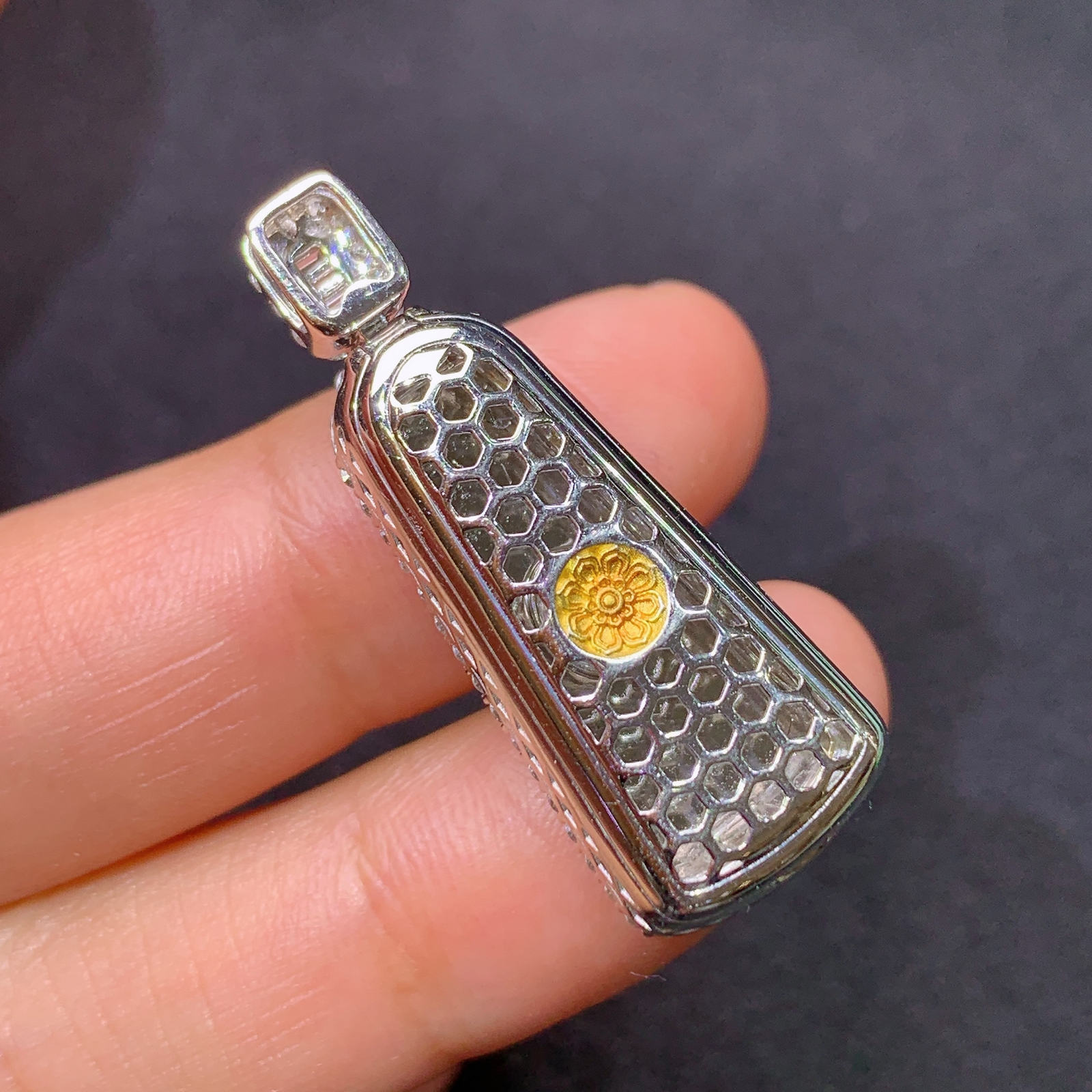 冰阳绿无事牌吊坠，18k金镶嵌，冰润色阳，种老水足，Ff 尺寸33.8*13*7.7