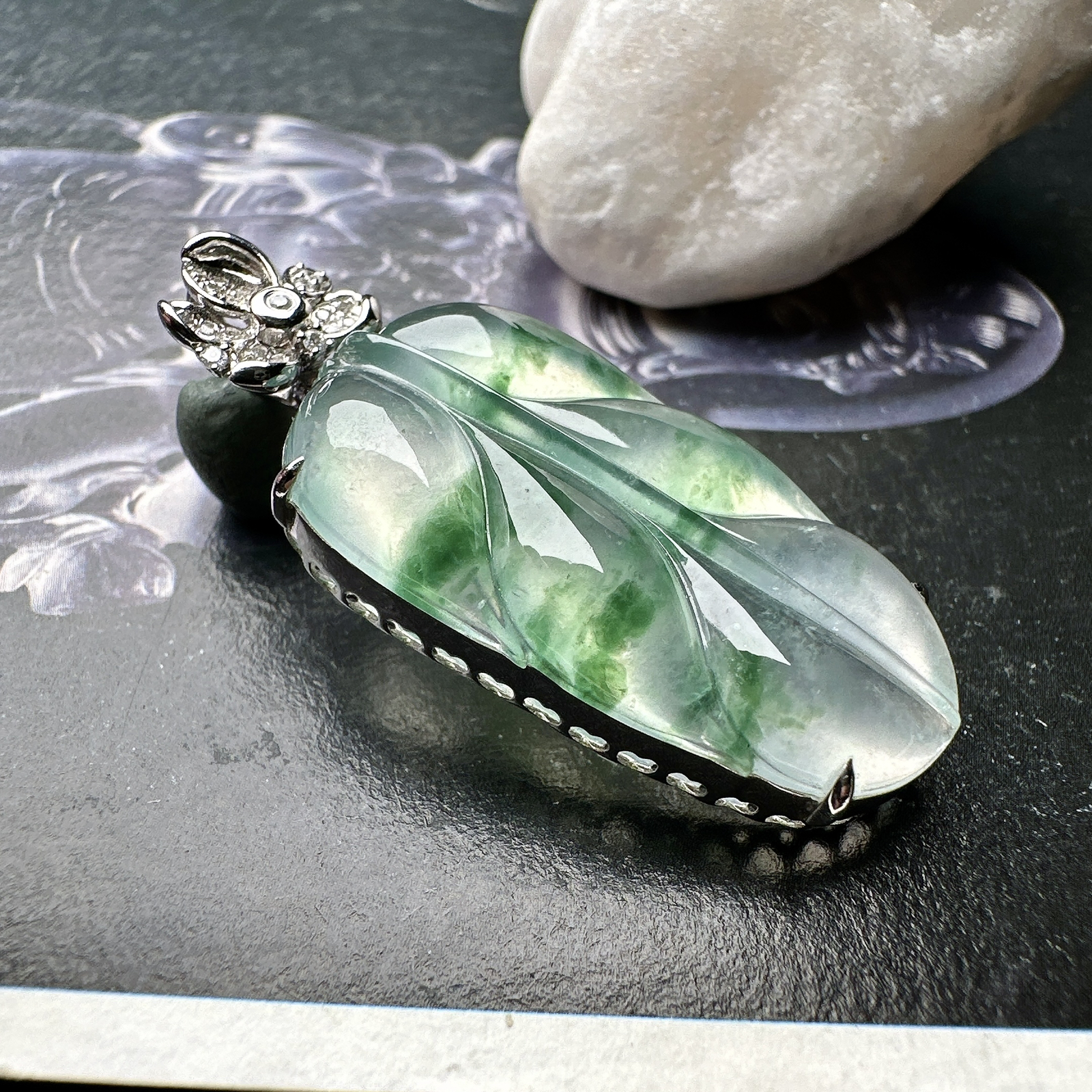 【冰种飘花叶子】金枝玉叶，质地细腻，冰润透亮，光泽出众，18k金钻镶嵌，裸石尺寸30.5*16.5*4.7毫米