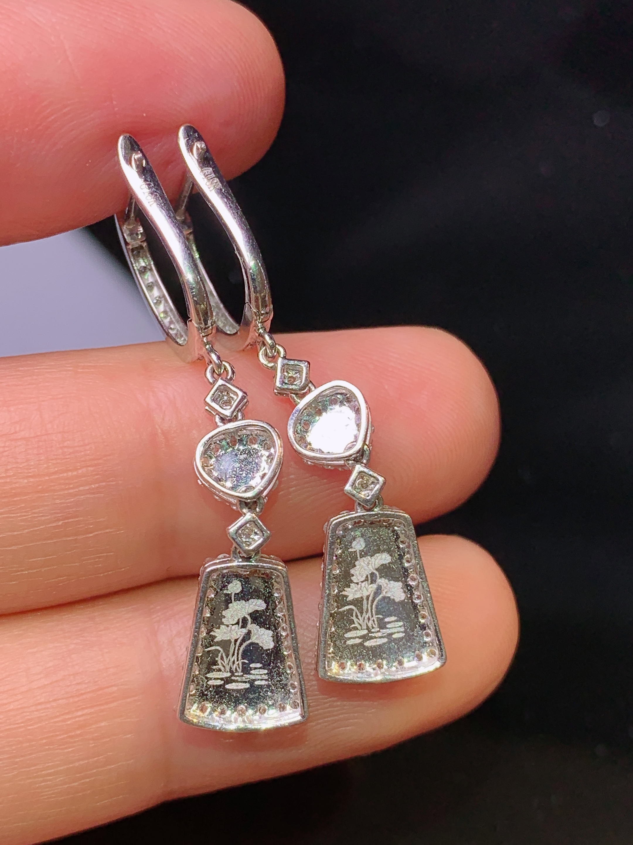 18k金钻镶嵌满绿无事牌耳 玉质细腻 色泽艳丽清新 水润亮眼 整体尺寸35.3*7.6*3.8c2