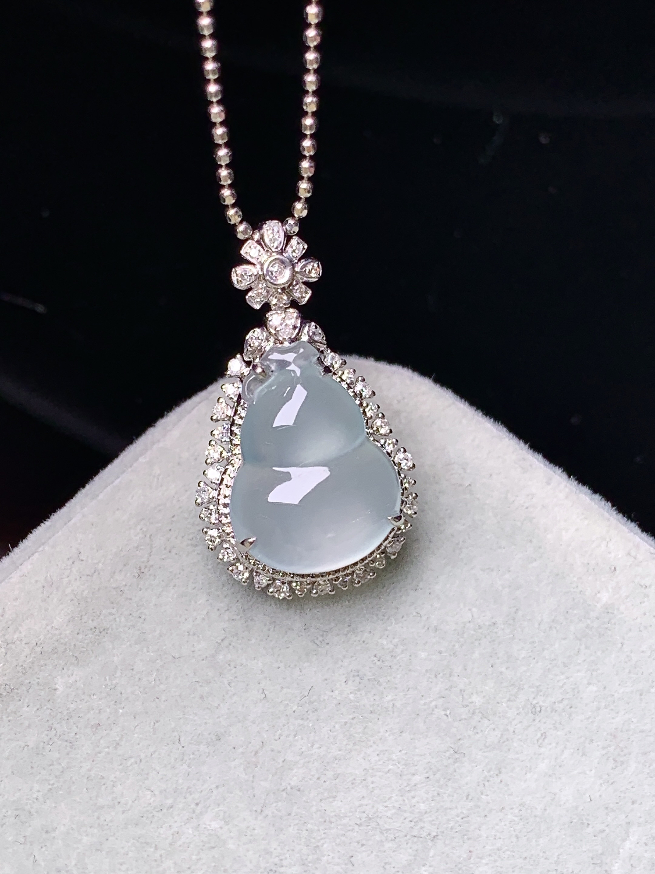 18k金钻镶嵌冰种葫芦吊坠 玉质细腻 色泽艳丽清新 水润亮眼 整体尺寸21.8*13*8c2