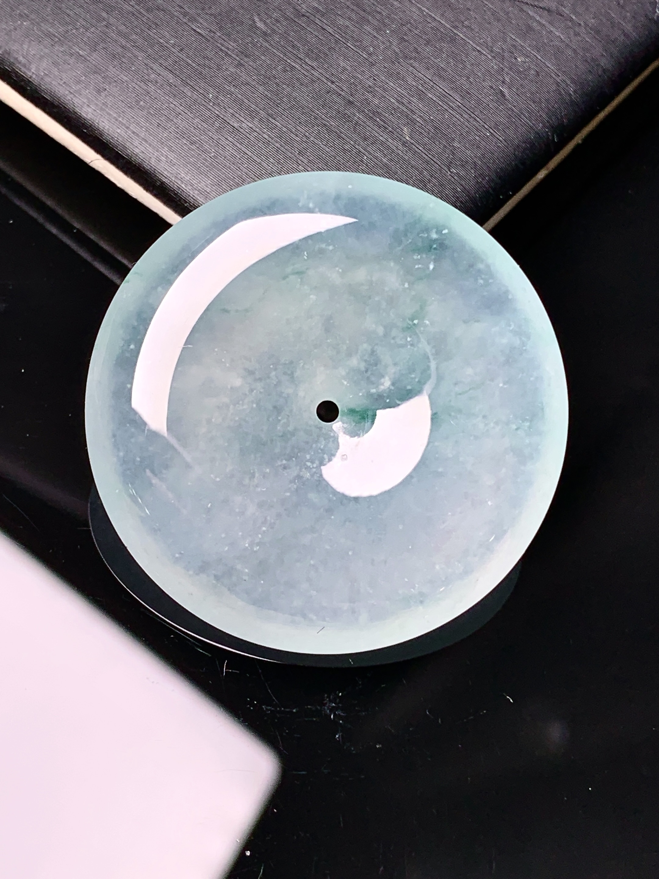 冰种平安扣吊坠 玉质细腻 色泽艳丽清新 水润亮眼 整体尺寸32.5*5.5x1