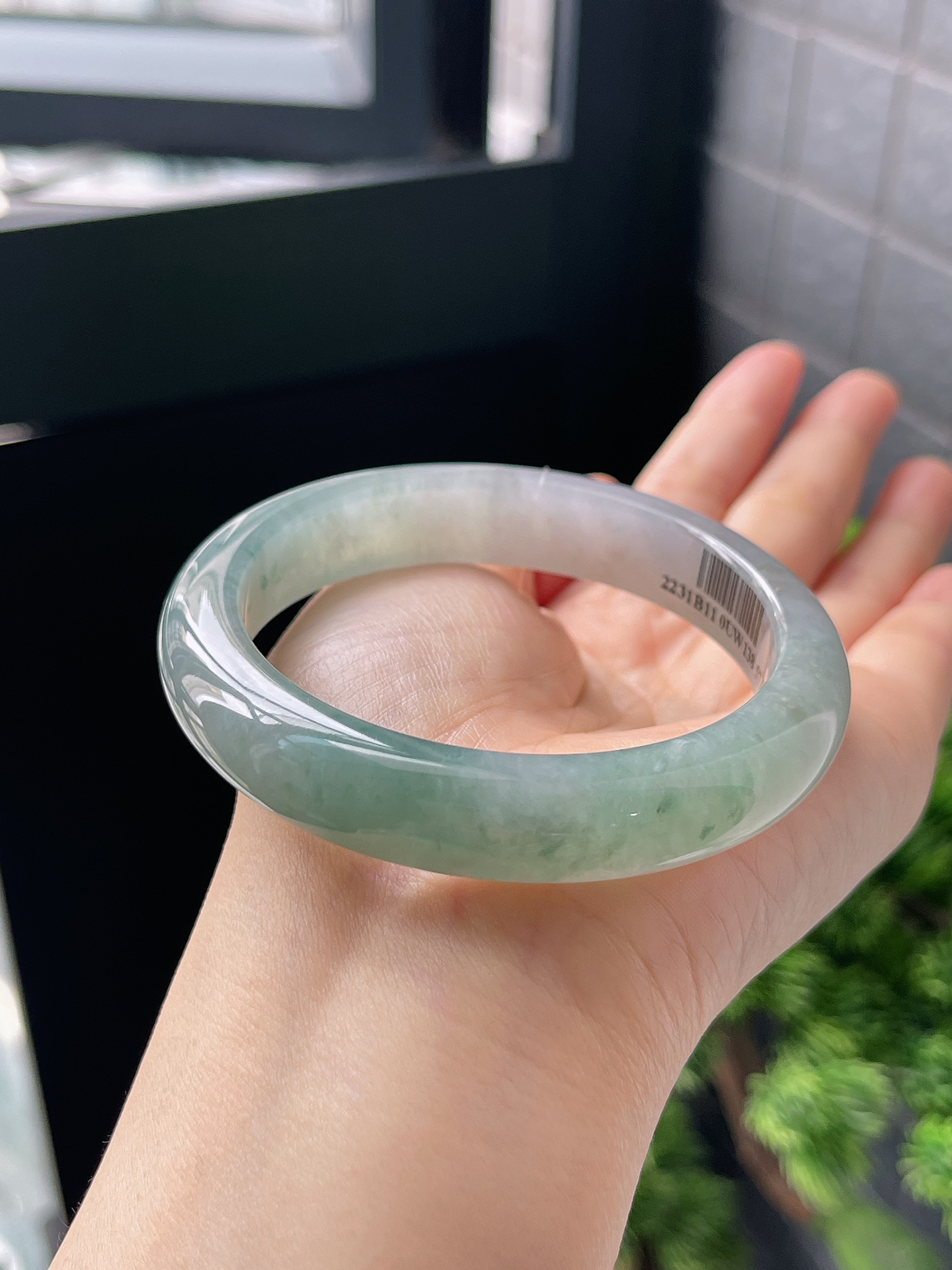 正圈57圈口，翡翠冰糯种浅绿色手镯