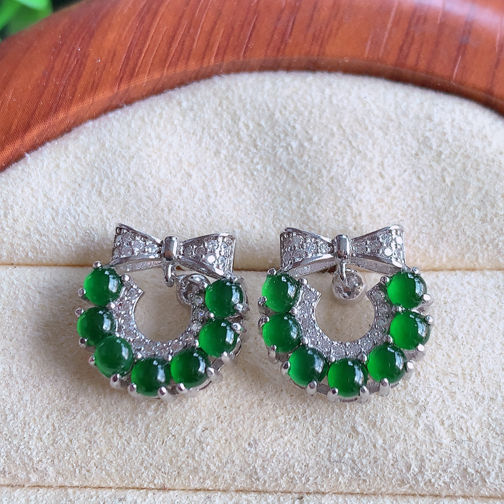 冰润满绿翡翠925银镶嵌耳钉，自然光实拍，翠色灵动，颜色漂亮，种老水足，品相佳，佩戴佳品！W481.15  取一整体尺寸：13.6-13.8-4.3mm  裸石尺寸：3mm