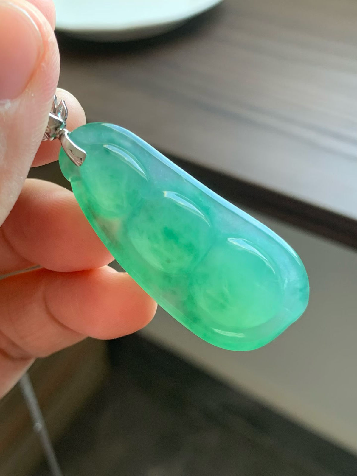 清透蓝水底大福豆
裸石45.5*20*9.5 整体长度53.5mm
18k金钻石镶嵌扣头