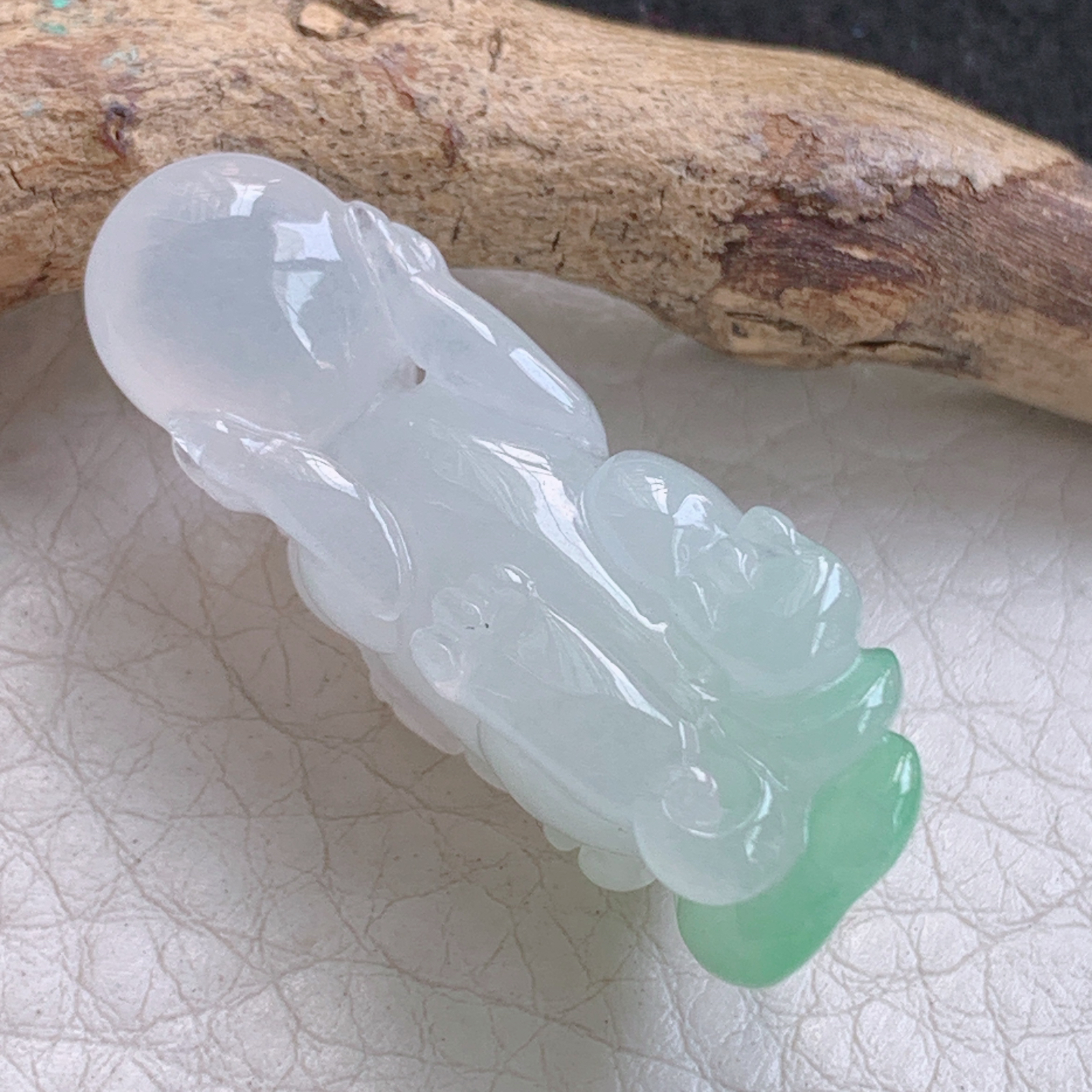 lz实拍36.2*12*18缅甸天然翡翠a货精雕冰种飘绿立体貔貅玉项坠 玉挂件