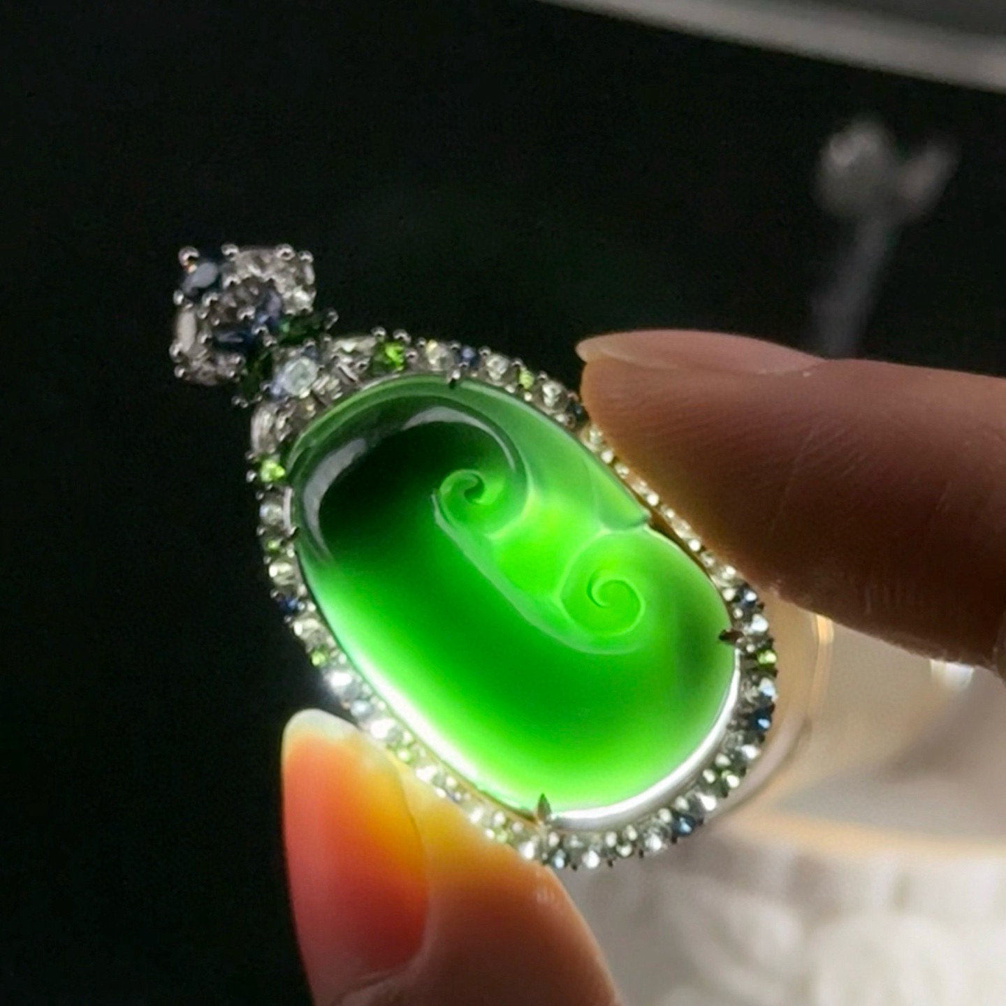 精品18k墨翠如意 种好色正 黑度极好 打灯通透 饱满大气