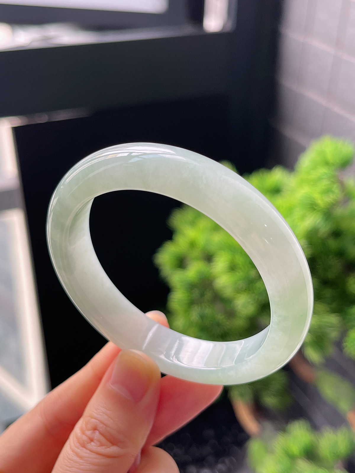 正圈54圈口，翡翠冰糯种淡绿色手镯