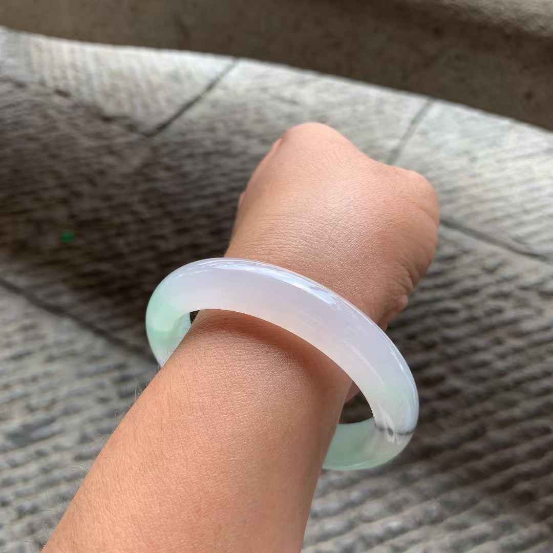 淡春彩正圈手镯尺寸56*12.5*9 种质细腻，冰凝透亮，水润光泽，紫绿相间，淡雅清新！