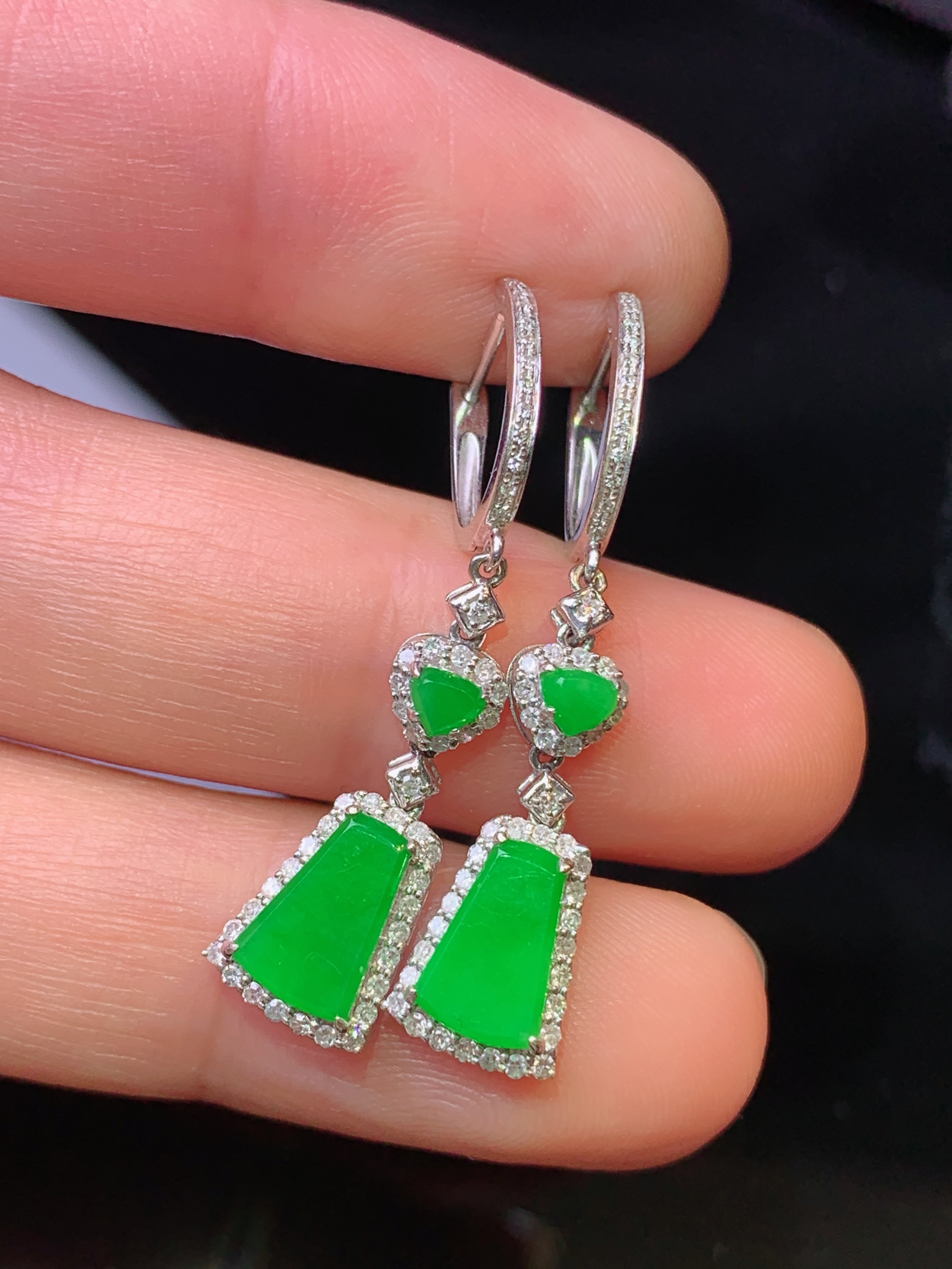 18k金钻镶嵌满绿无事牌耳 玉质细腻 色泽艳丽清新 水润亮眼 整体尺寸35.3*7.6*3.8c2