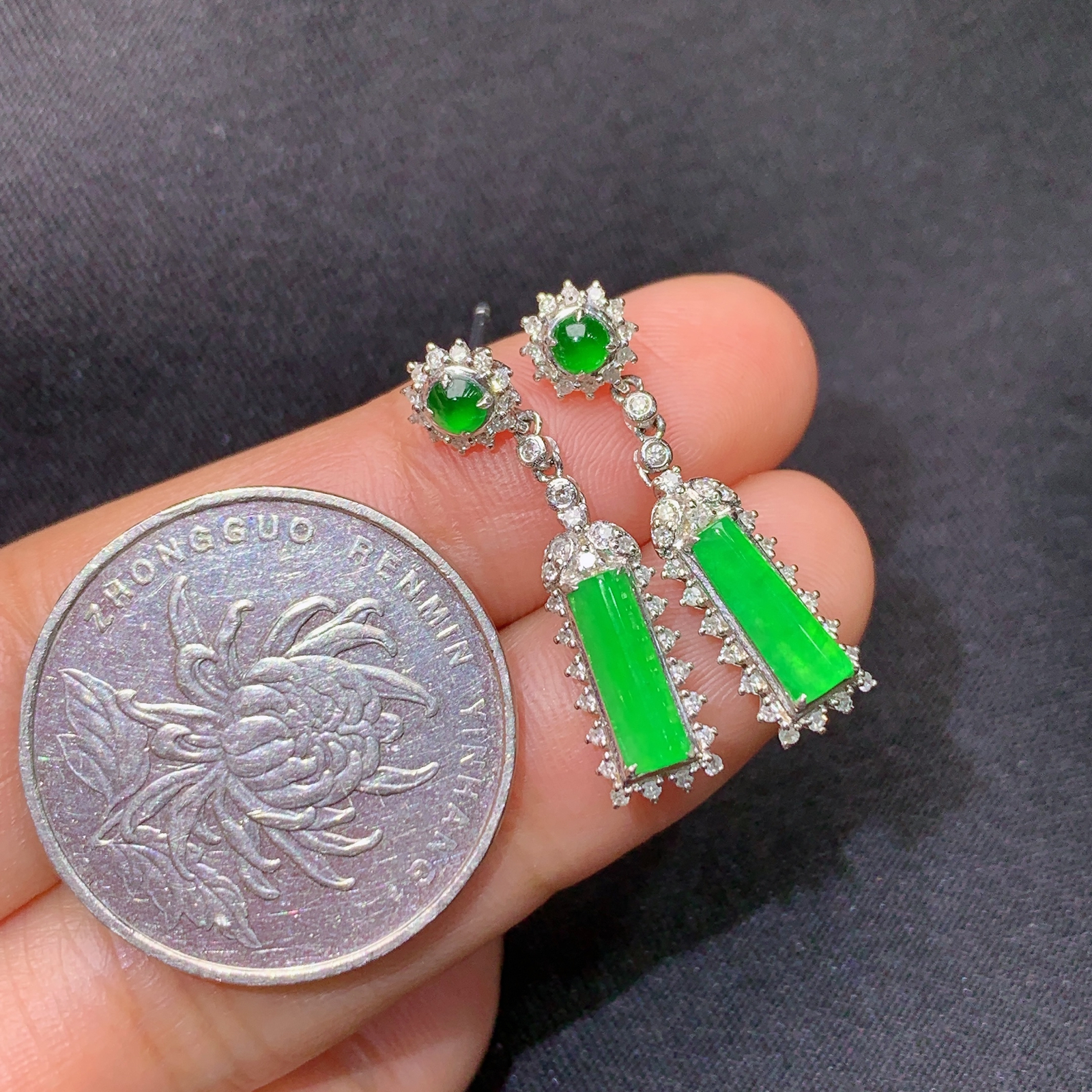 冰阳绿无事牌耳坠，18k金镶嵌，简约时尚，冰润色阳，种水足，h1 尺寸9.1*2.3*2