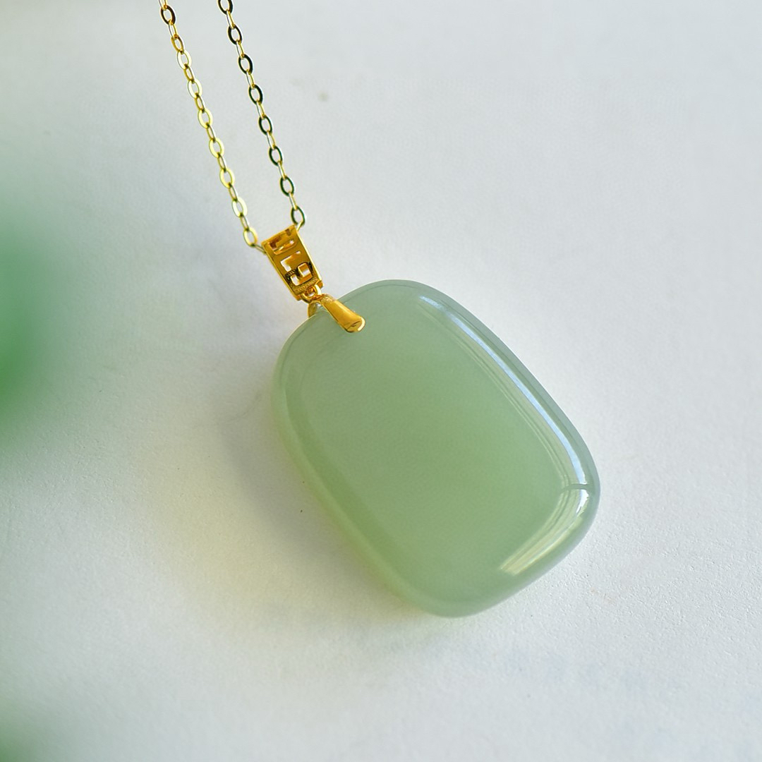 18K金镶嵌和田玉晴水双鼓幸运牌吊坠