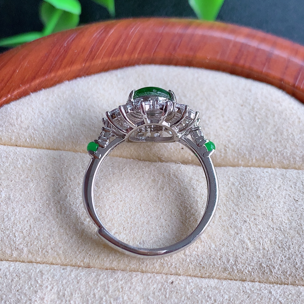 冰润满绿精美环形翡翠戒指  玉质细腻  冰清玉润  飘花灵动  颜色漂亮  W815.15   内径尺寸：16.5-15.5-6.6mm  裸石尺寸：9-6.8mm