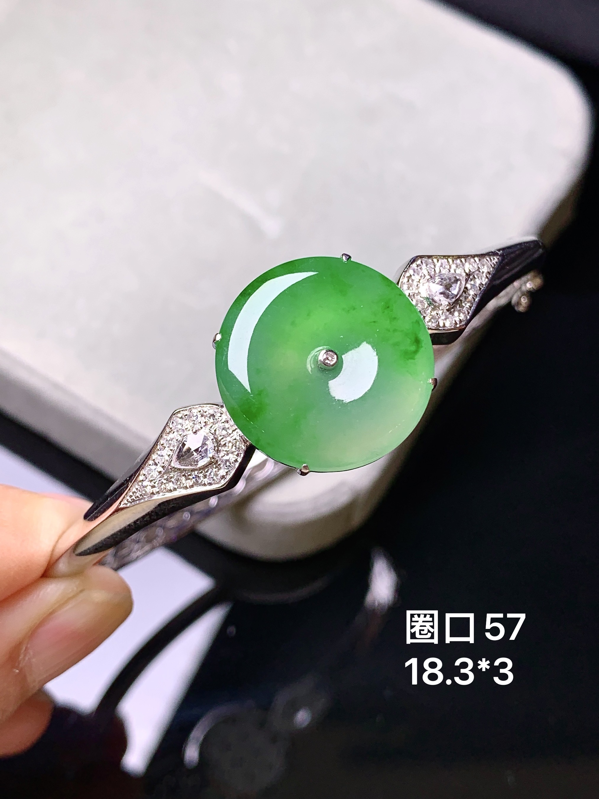 18k金钻镶嵌翠绿平安扣手镯 玉质细腻 色泽艳丽清新 水润亮眼 圈口57 整体尺寸18.3*3f2