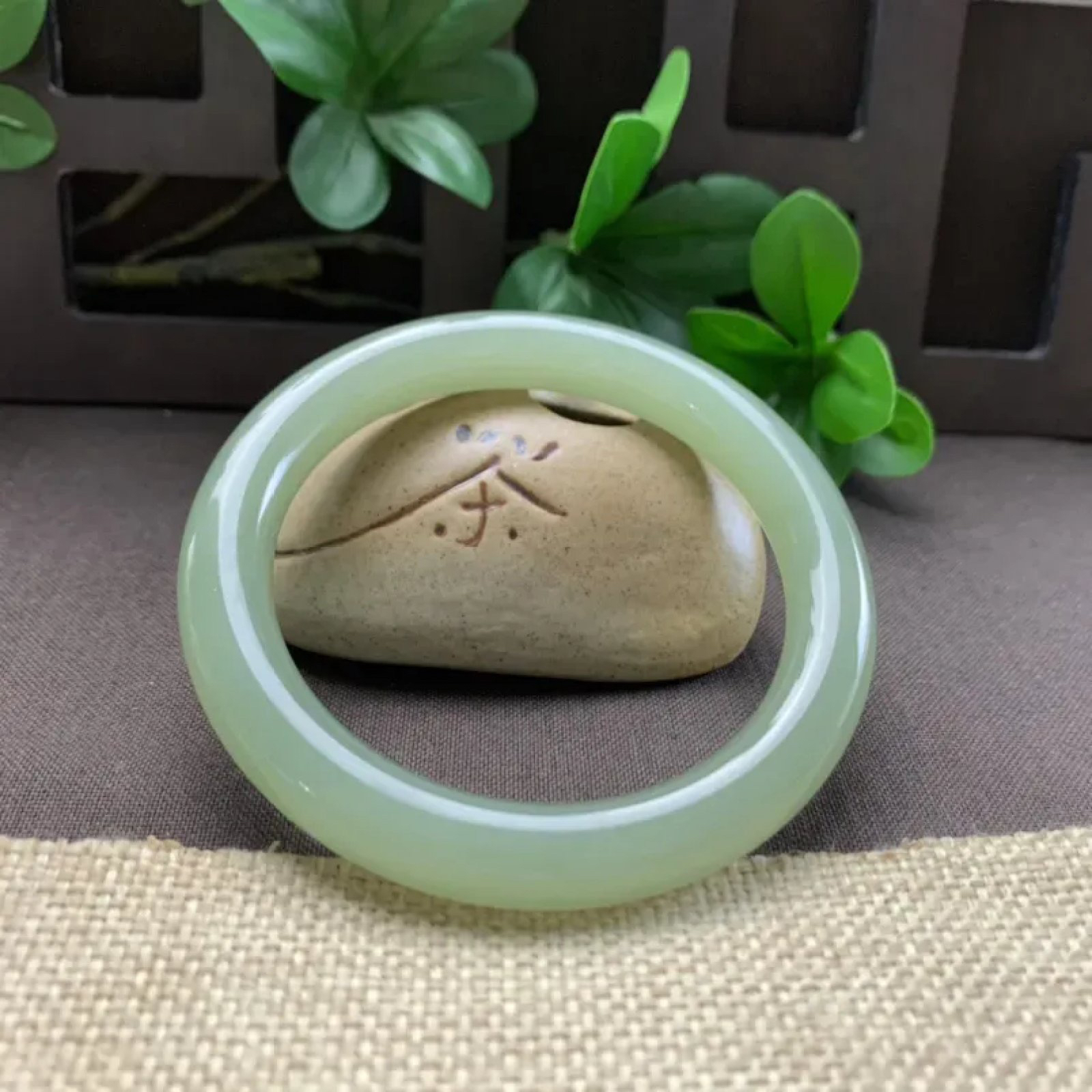 精品级，荧光料，和田玉55圈口湖水绿圆条手镯！高冰起荧光，玉质细腻油润 底色纯净 无裂无杂 脂粉好，品质高。