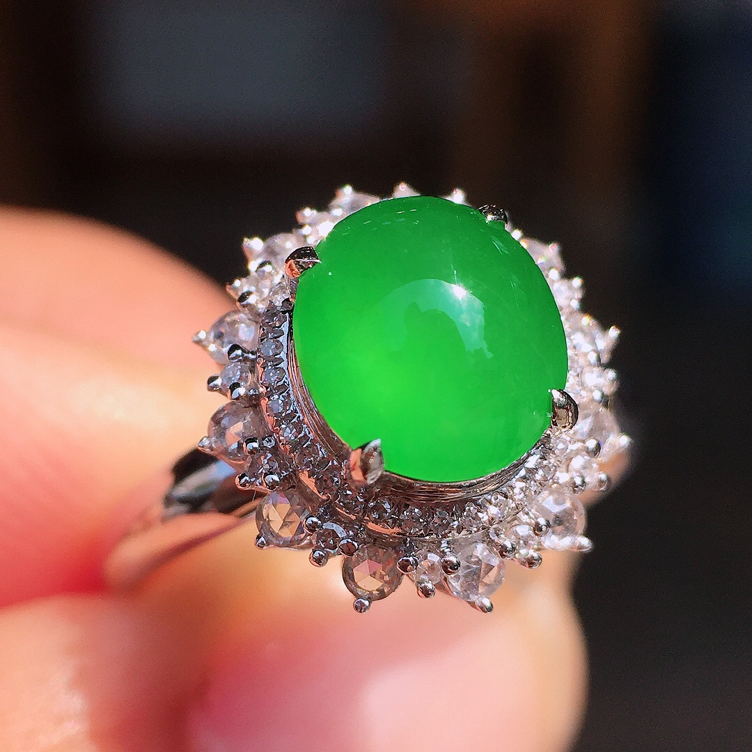 阳绿蛋面戒指，色泽均匀艳丽，玉质细腻，荧光感超
强，饱满圆润，尽显优雅气质，18k
金豪华镶嵌