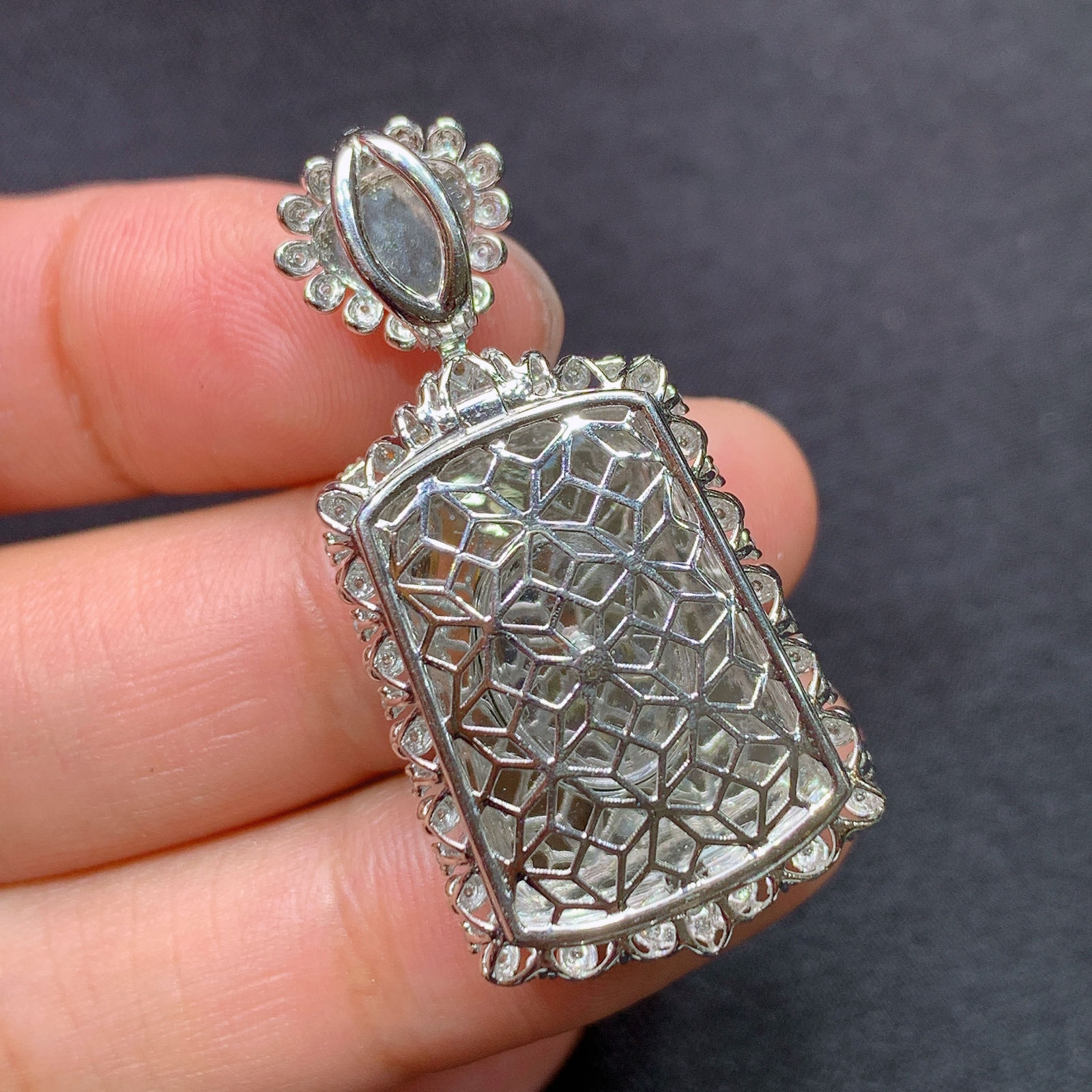 冰阳绿无事牌吊坠，18k金镶嵌，冰润色阳，种老水足，B1 尺寸37.5*18.7*8.7