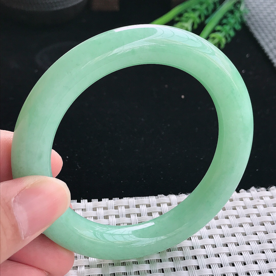 实拍天然翡翠57.5/11.2/11.3老坑精美温润满绿圆条手镯苹果绿玉镯手环