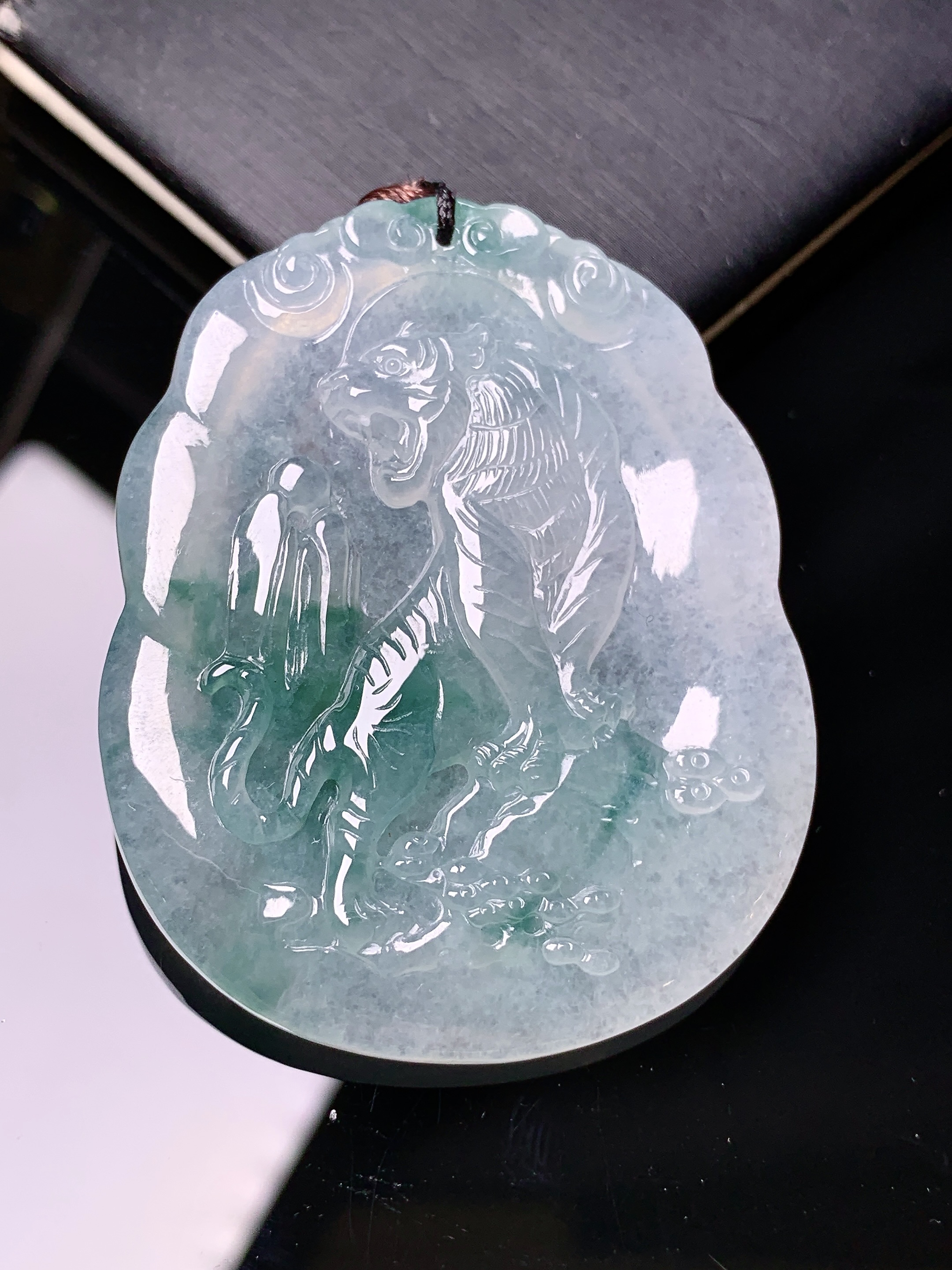 飘绿老虎生肖牌吊坠 玉质细腻 色泽艳丽清新 水润亮眼 整体尺寸50*40.5*5.5b2