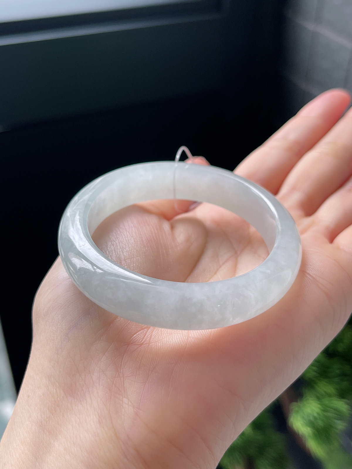 贵妃镯55圈口，翡翠冰糯种淡绿色手镯