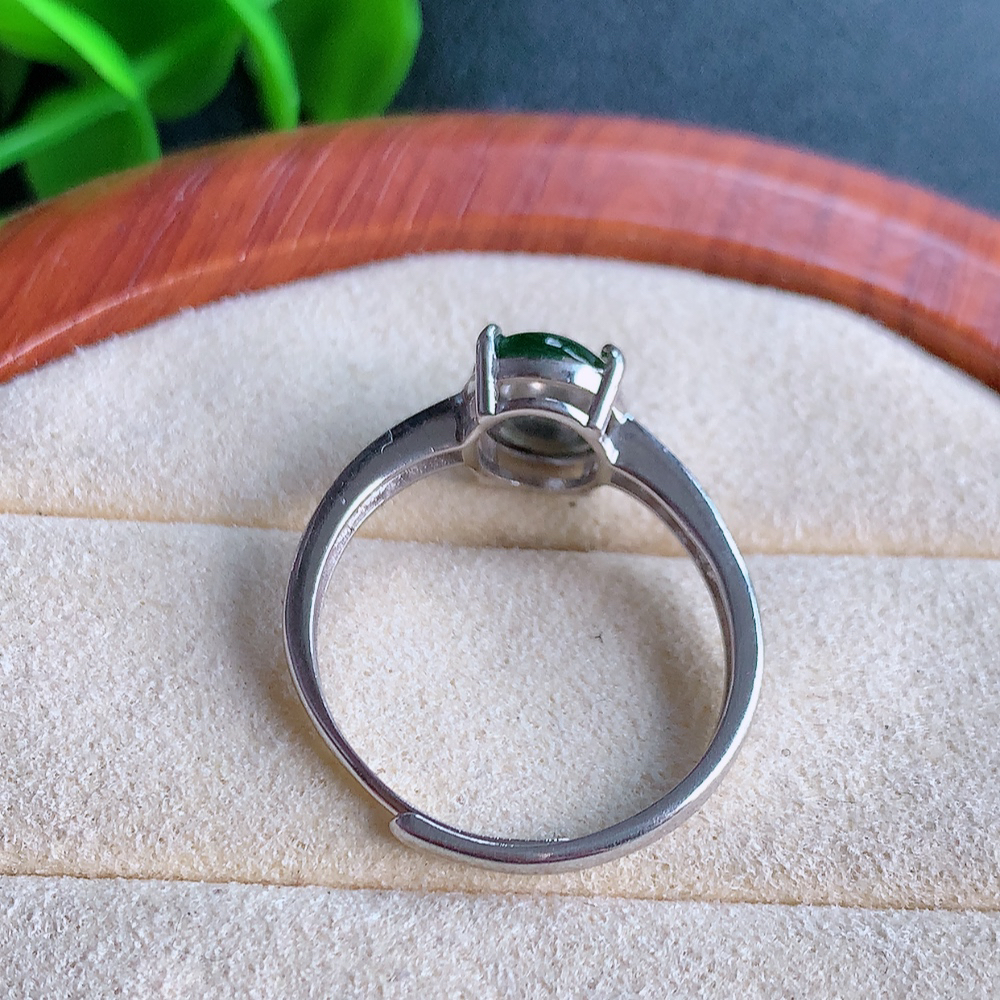 冰润满绿精美环形翡翠戒指  玉质细腻  冰清玉润  飘花灵动  颜色漂亮  W481.15   内径尺寸：18.5-10-5.2mm  裸石尺寸：10-7.5mm