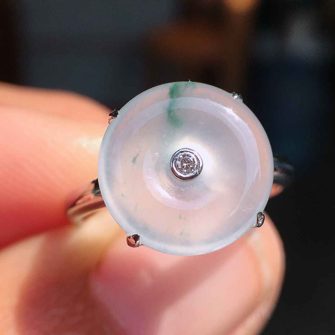 冰飘花平安扣戒指，玉质细腻，荧光感超
强，饱满圆润，尽显优雅气质，18k
金豪华镶嵌