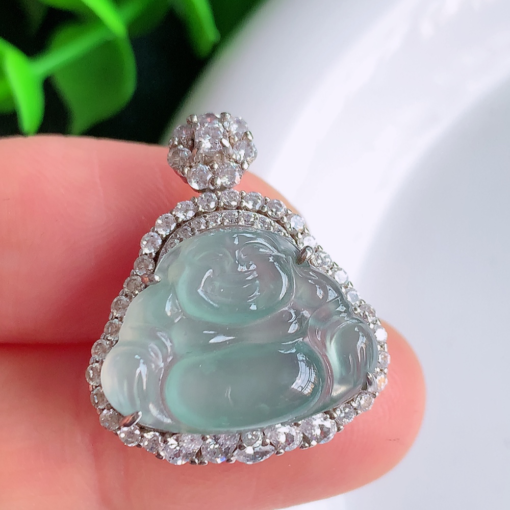 冰润佛公挂件 玉质细腻  精雕弥勒佛，笑佛福耳垂肩，面相喜庆，开怀大笑，憨态可掬。惟妙惟肖，寓意福禄双全，吉祥美满，笑口常开 W481.15  整体尺寸：25-21-9.2mm   裸石尺寸：13.6-18.8mm