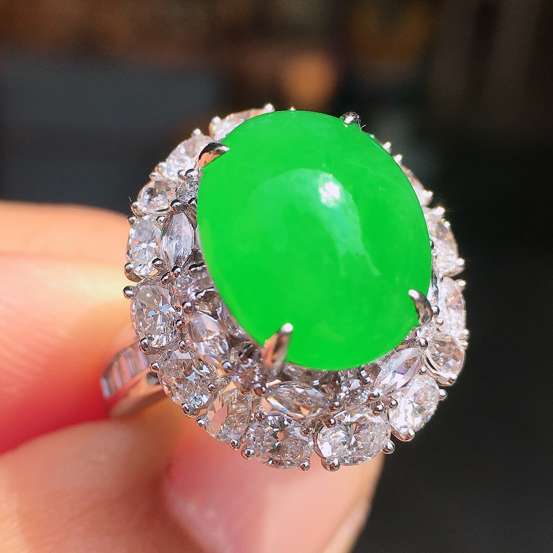 阳绿蛋面戒指，色泽均匀艳丽，玉质细腻，荧光感超
强，饱满圆润，尽显优雅气质，18k
金豪华镶嵌