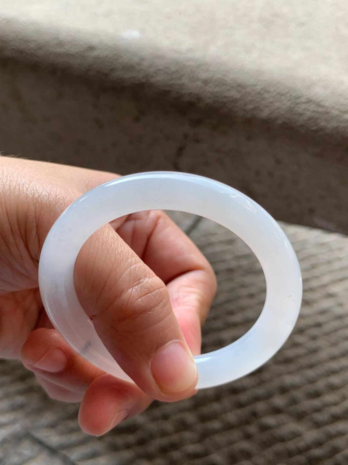 飘花圆条手镯尺寸50*9*8.8 底子洁白通透，质地细腻，胶润水足，几抹花色灵动，整体清新素雅！