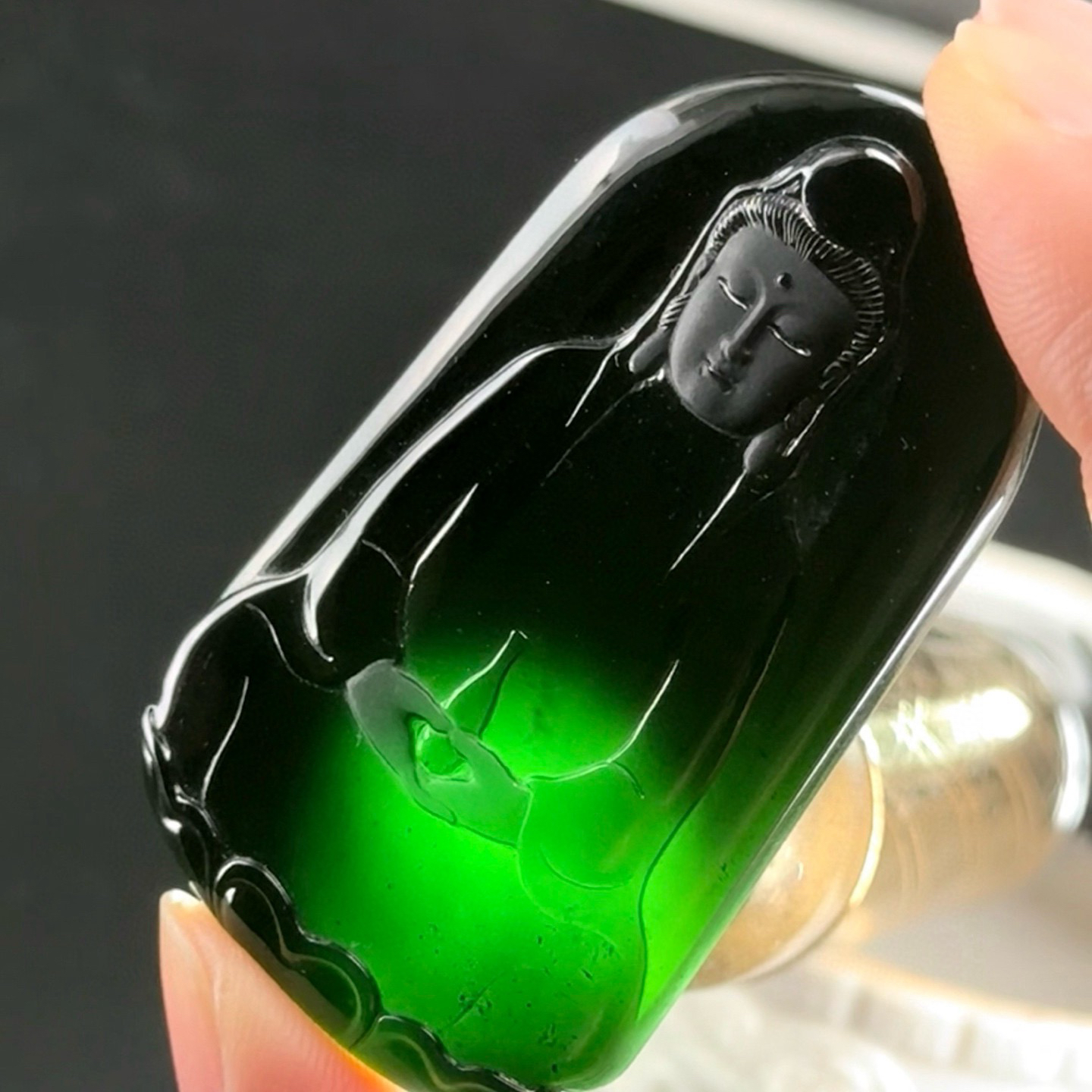 精品墨翠素衣观音 种好色正 黑度极好 打灯通透 油性十足