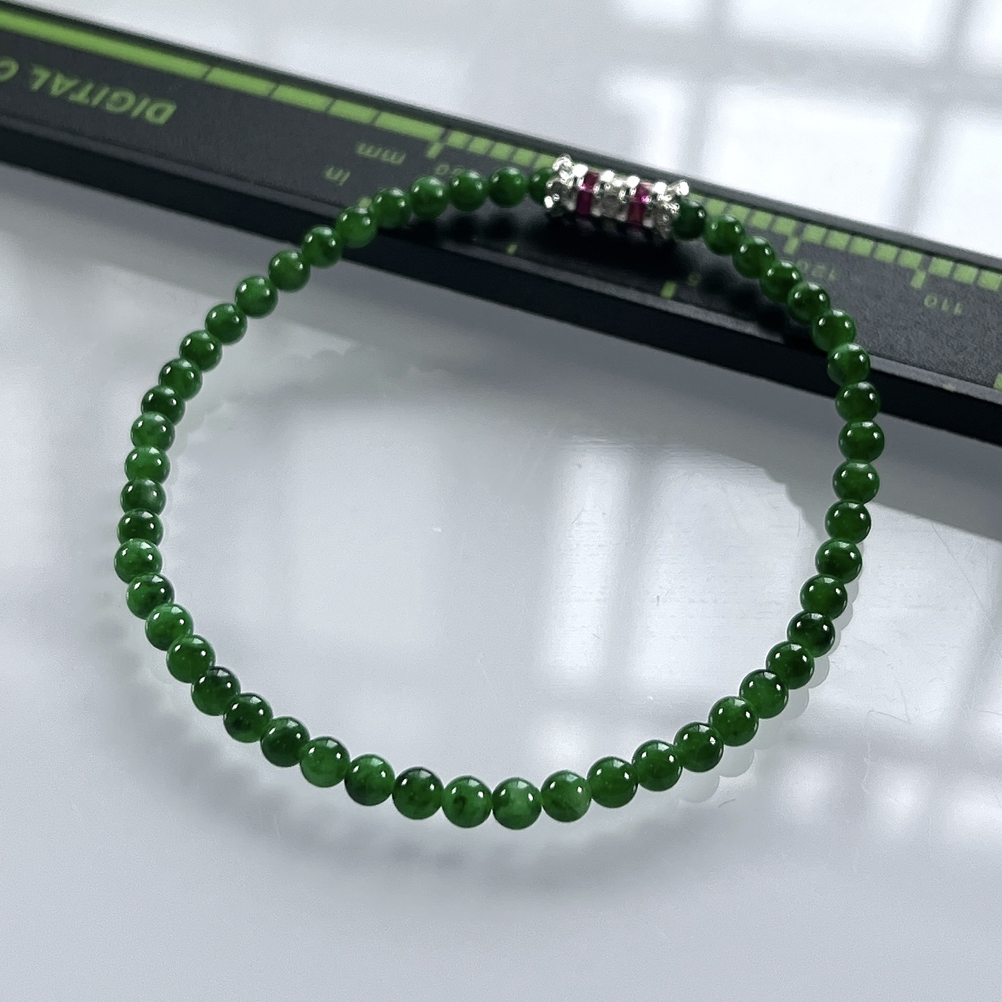 缅甸天然翡翠A货，卡3.2冰种满绿浓阳绿小米珠小圆珠手串手链，尺寸：3.2mm/50颗，长度165mm，重量：3.60g