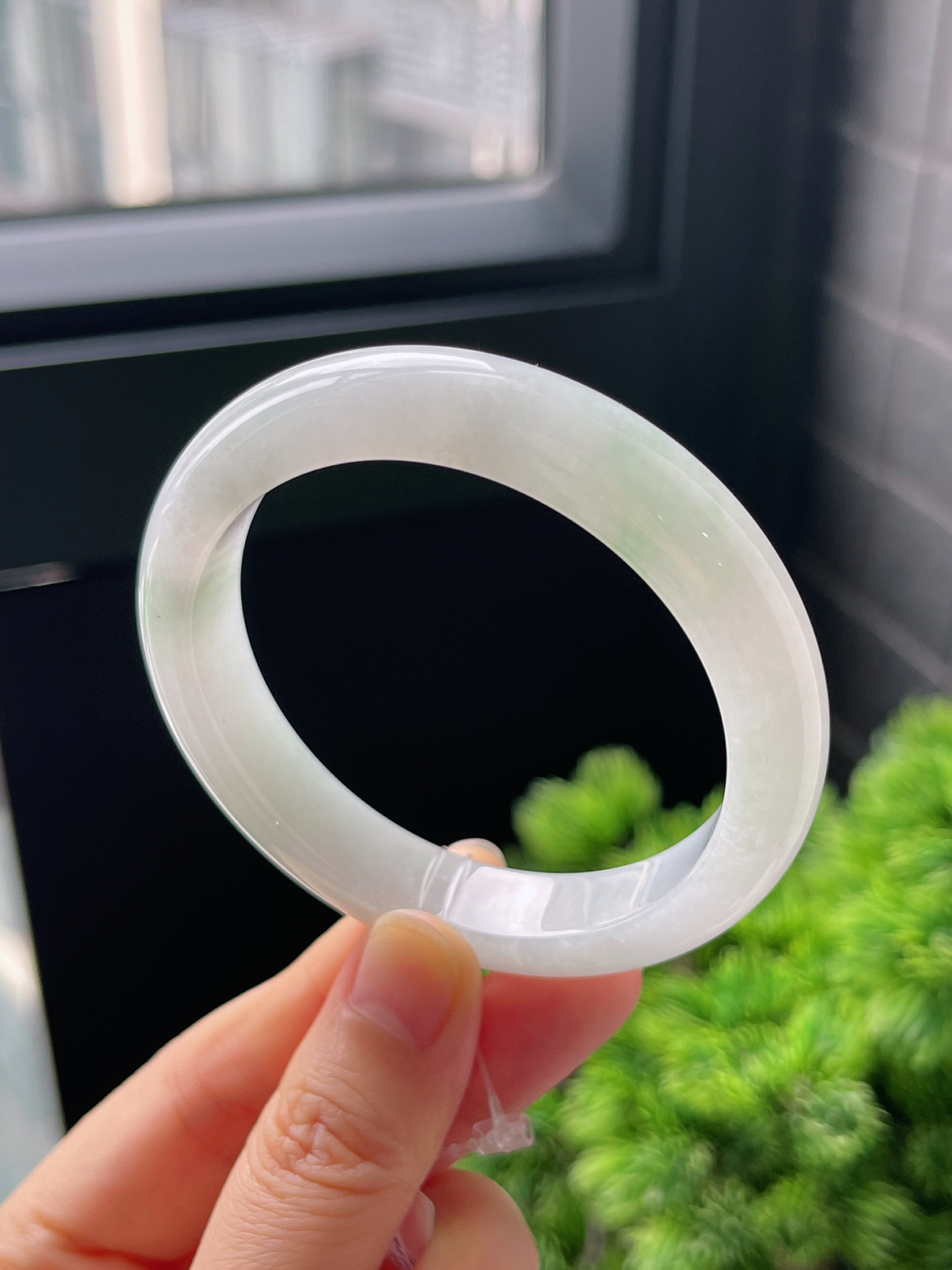 正圈53.5圈口，翡翠冰糯种浅绿色手镯