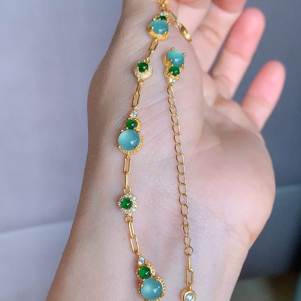 冰润翡翠蛋面手链，水水润润，珠圆玉润，颜色鲜艳，妙明清净，清秀高雅，佩戴效果优雅迷人！性价比超值 W481.18  取一尺寸：15.5-7.5-4mm  裸石尺寸：6mm