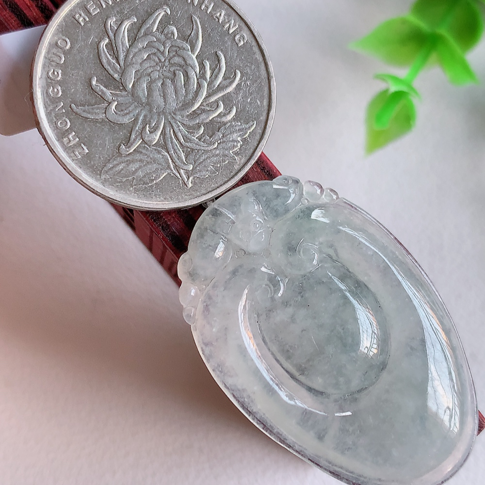 冰润福贝翡翠吊坠，寓意“辈辈有福，财源广进”水足莹润。通体清新通透，佩戴效果优雅迷人，W49.15  尺寸：37-24-5.3mm